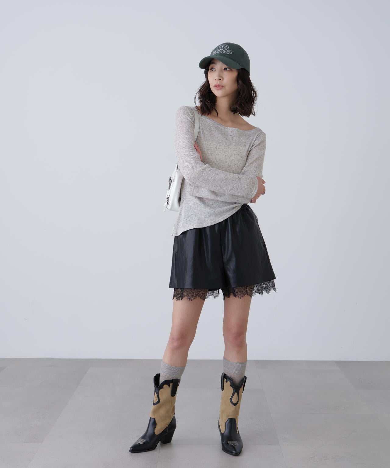 レースレイヤードエコレザーショートパンツ