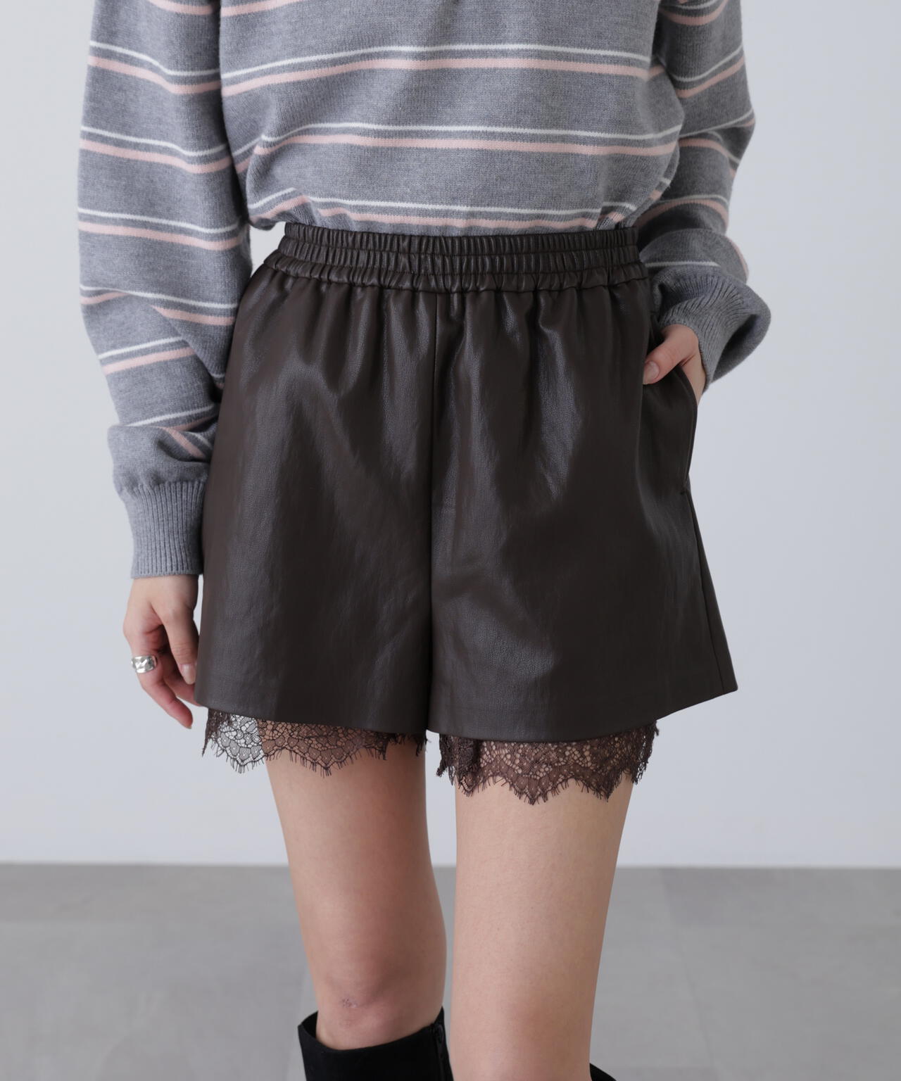 レースレイヤードエコレザーショートパンツ