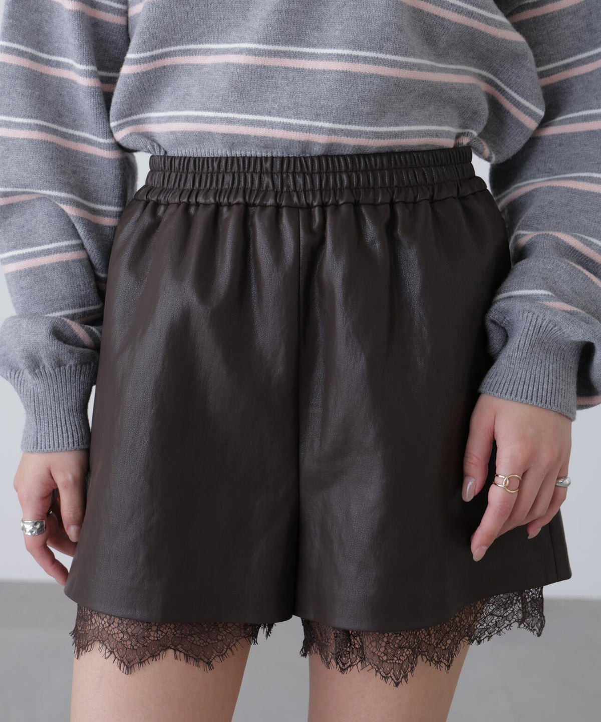 レースレイヤードエコレザーショートパンツ