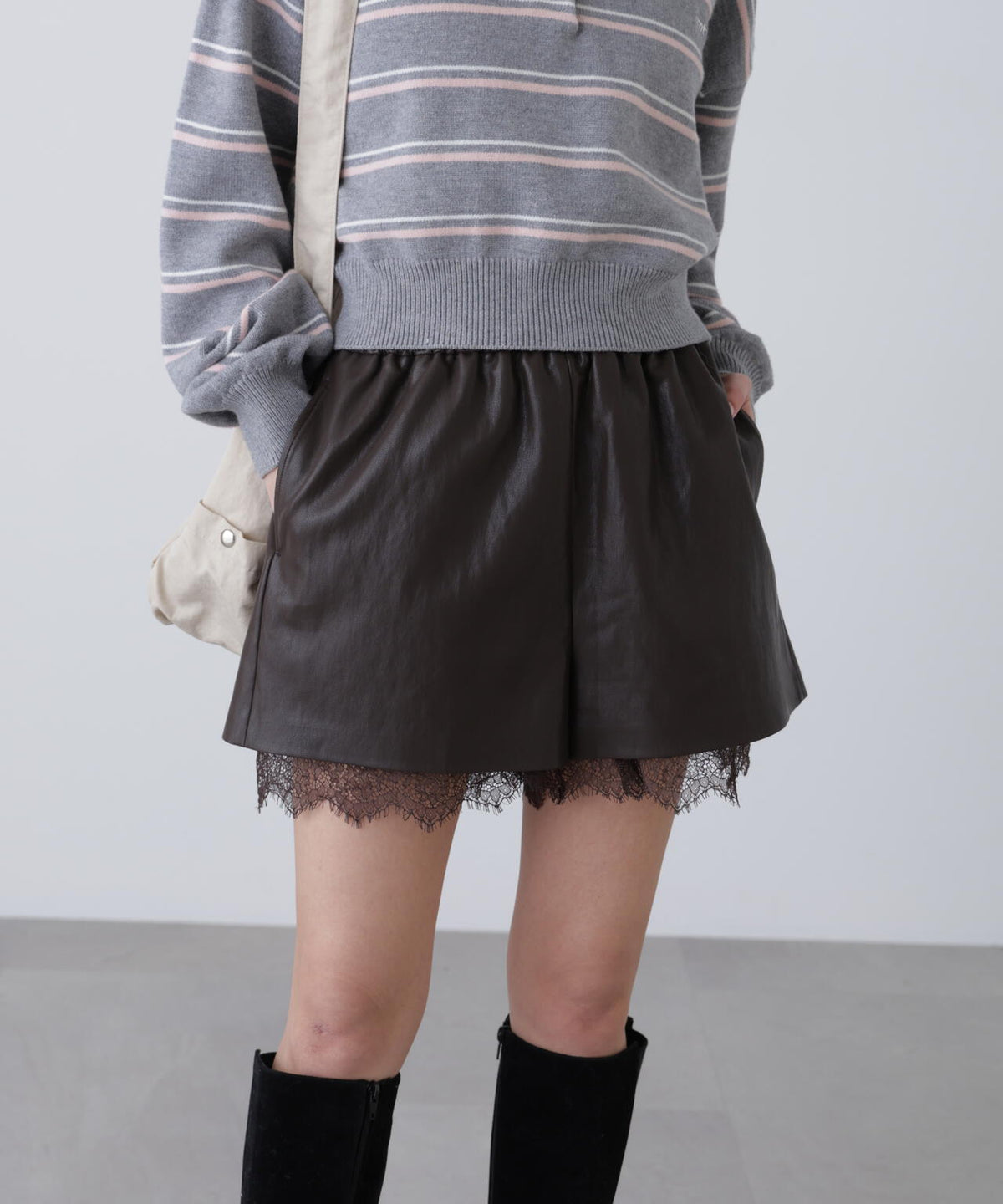 レースレイヤードエコレザーショートパンツ