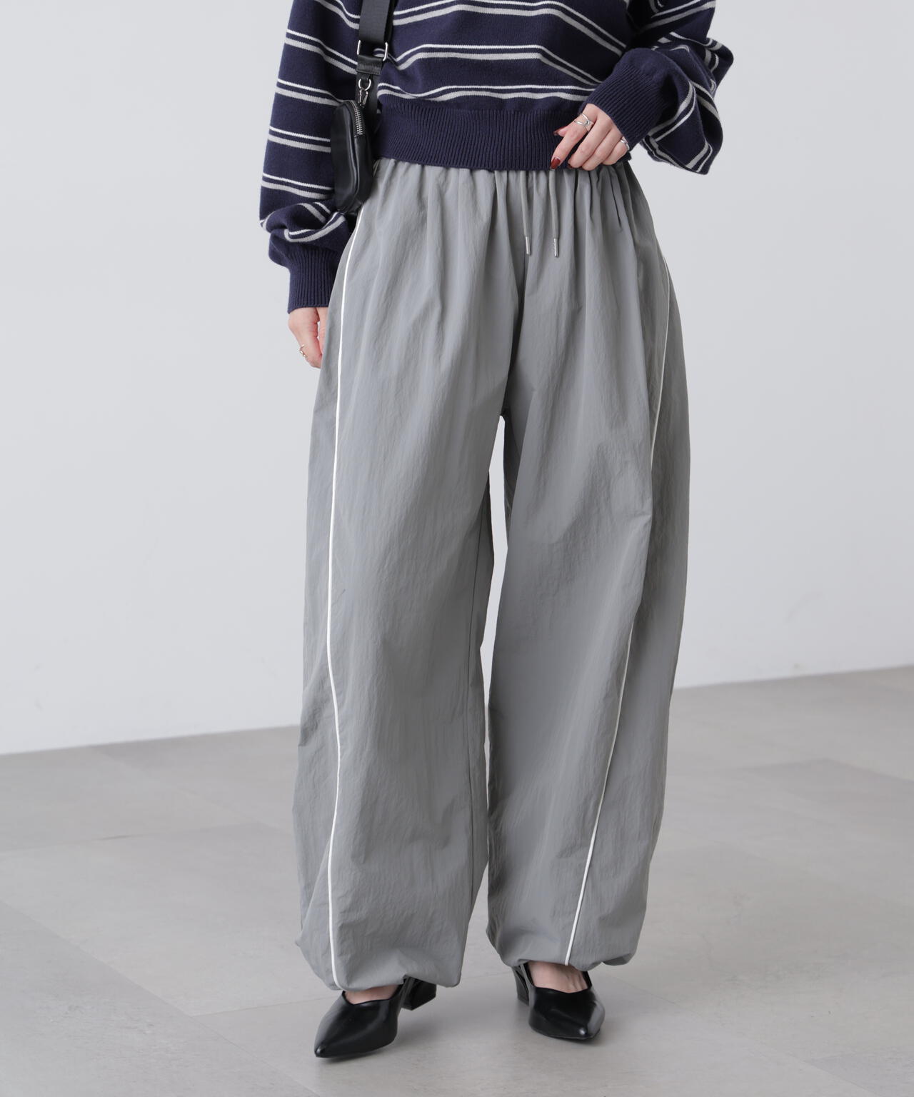 サイドタック配色ラインナイロンパンツ