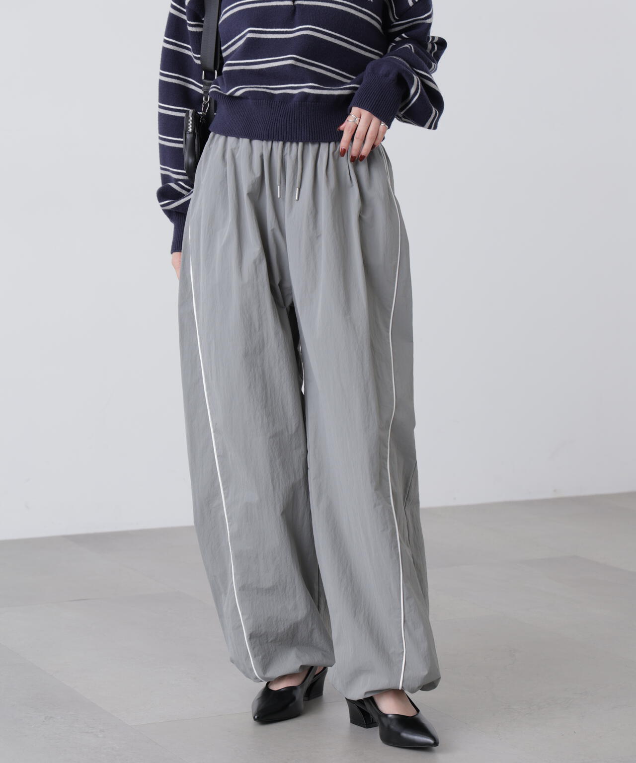 サイドタック配色ラインナイロンパンツ