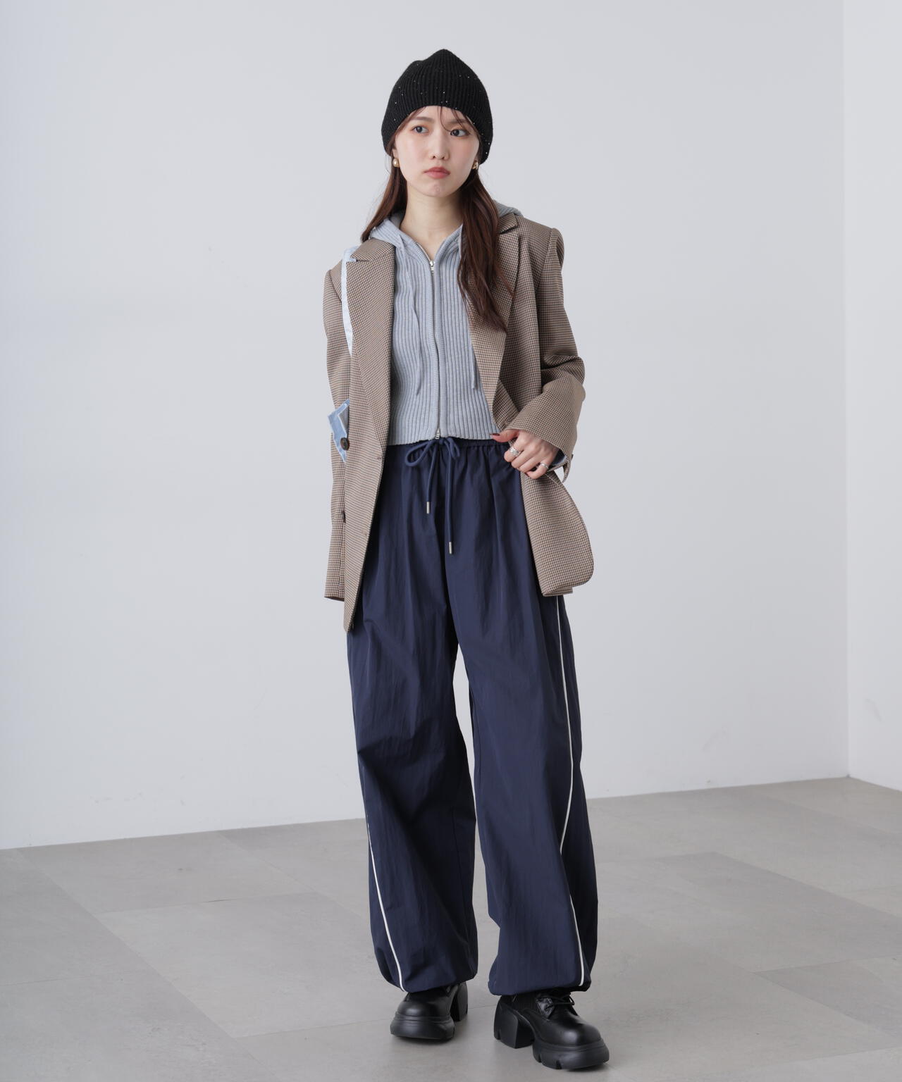 サイドタック配色ラインナイロンパンツ