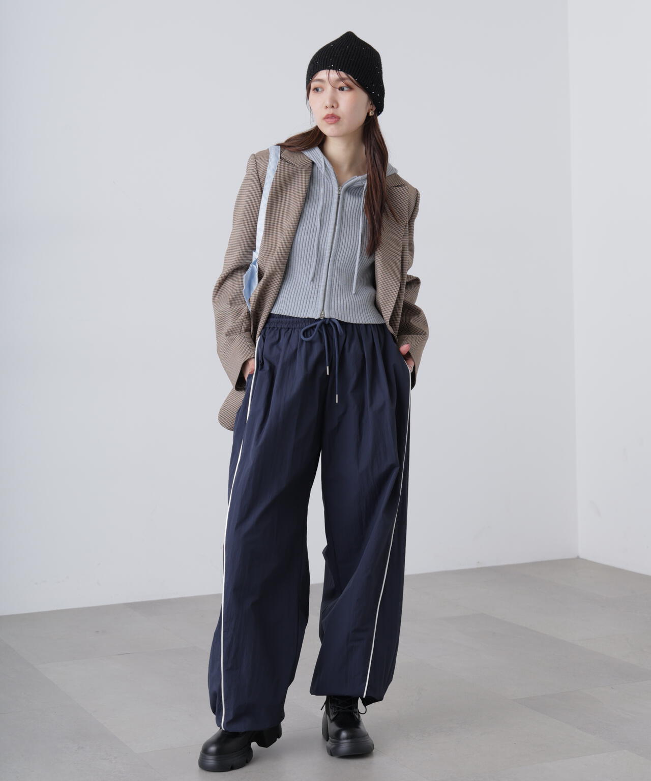 サイドタック配色ラインナイロンパンツ