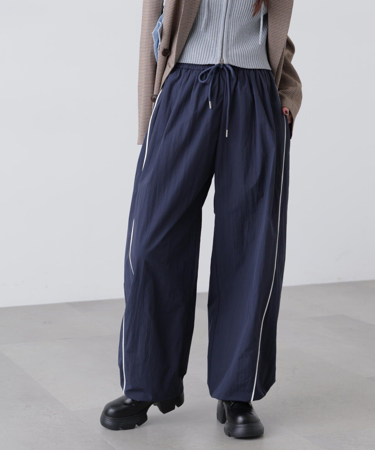 サイドタック配色ラインナイロンパンツ