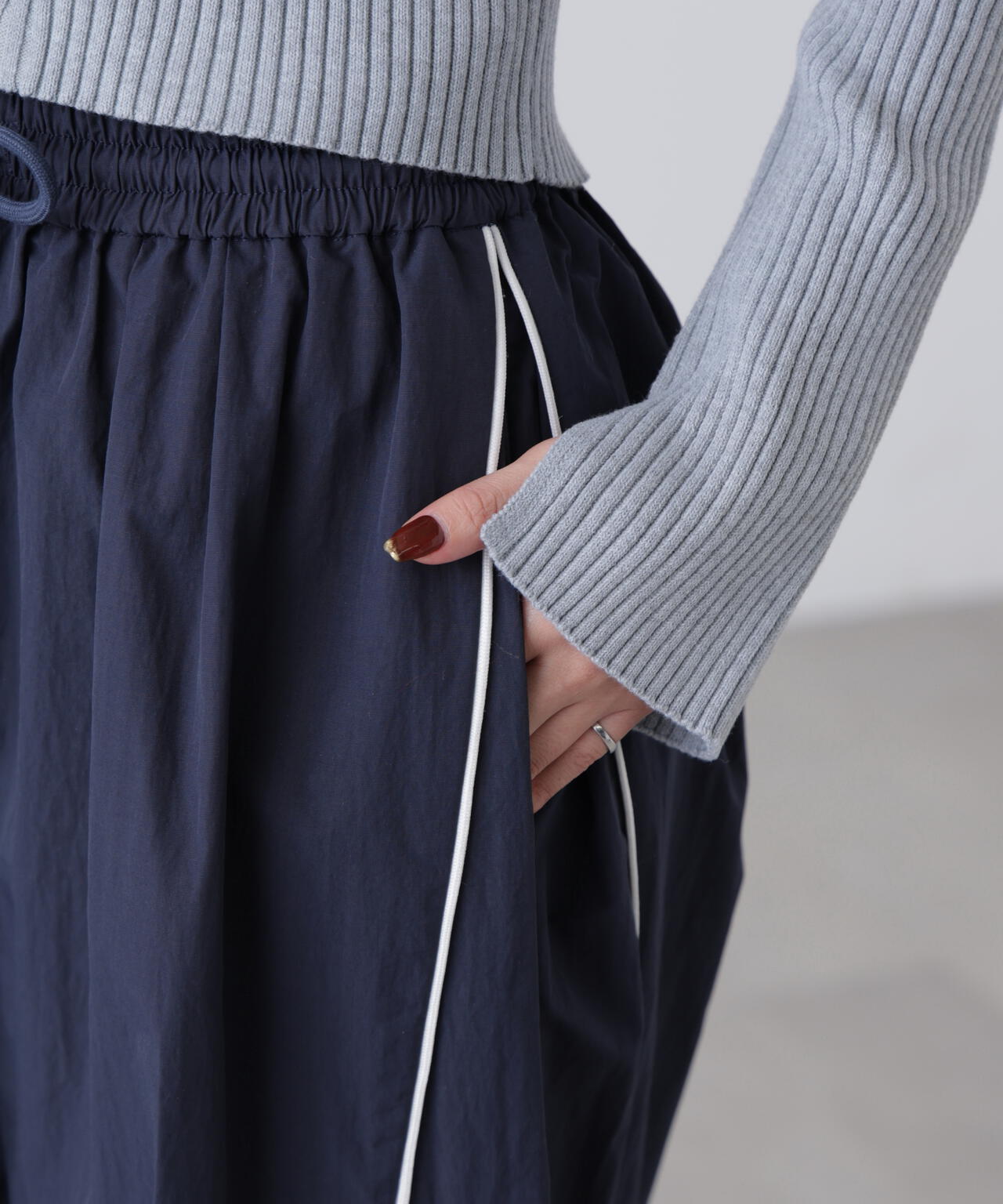 サイドタック配色ラインナイロンパンツ