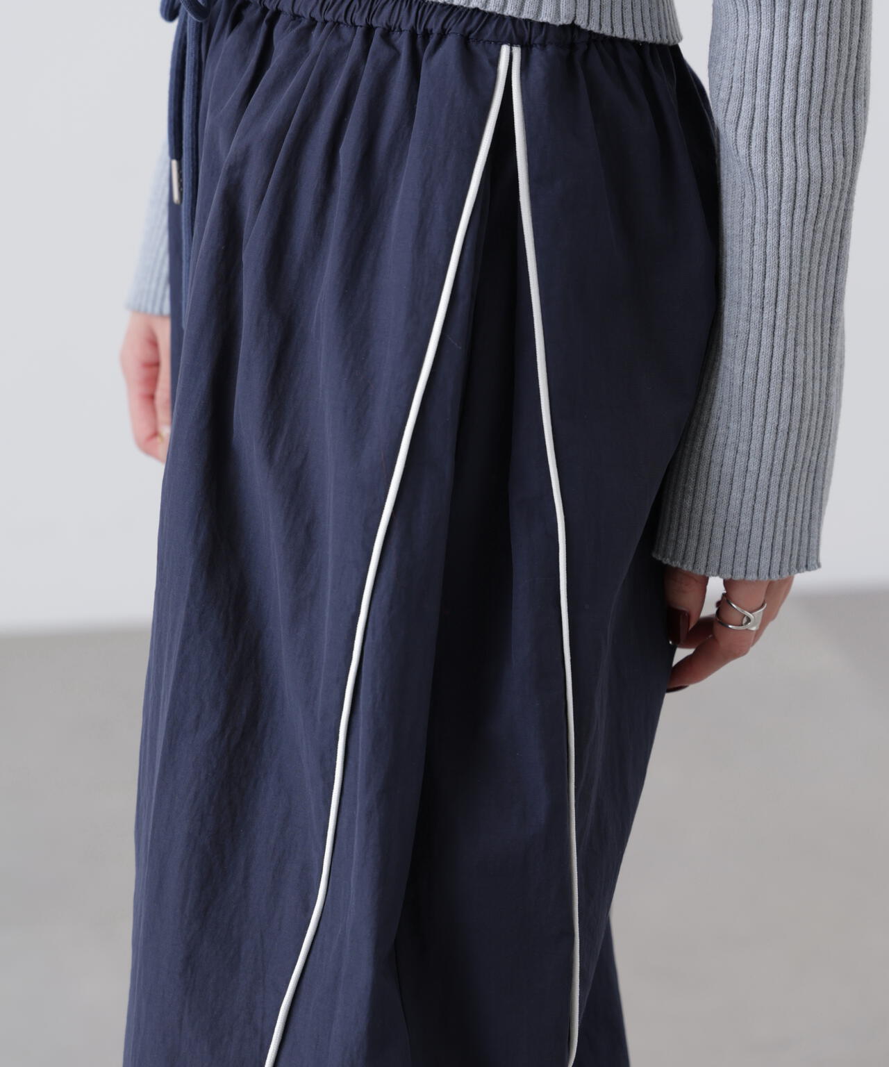 サイドタック配色ラインナイロンパンツ