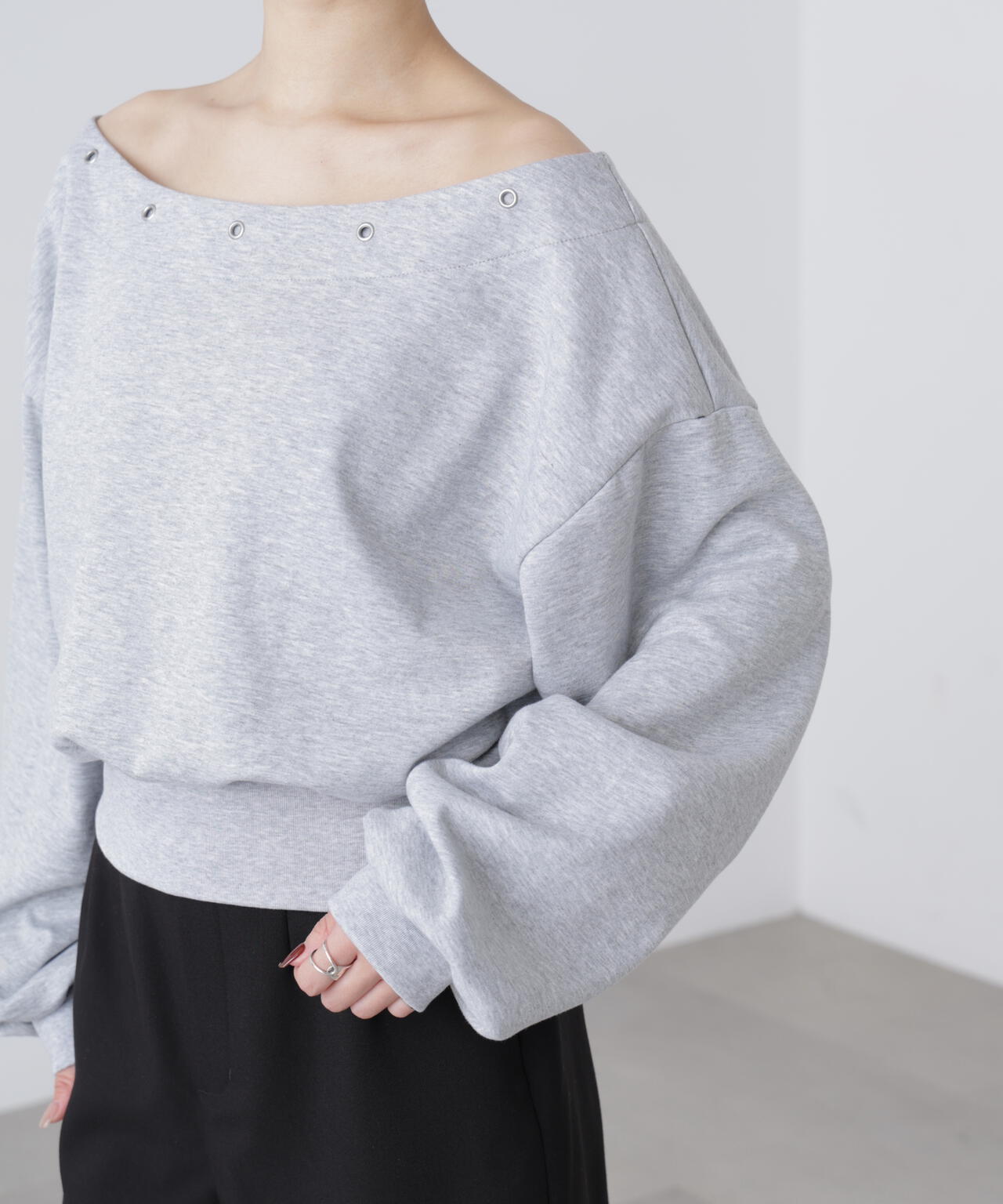 ハトメオフショルスウェット