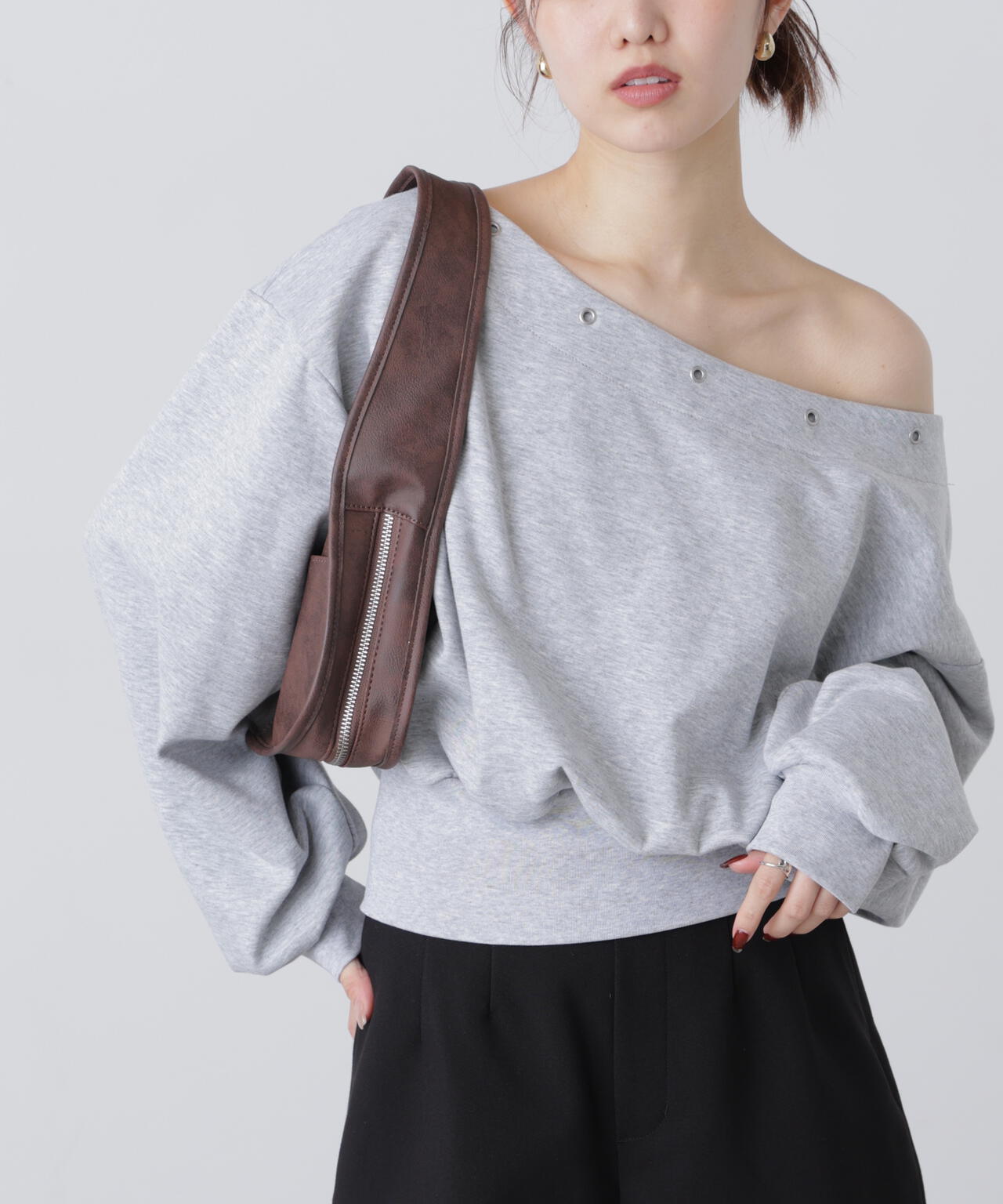 ハトメオフショルスウェット