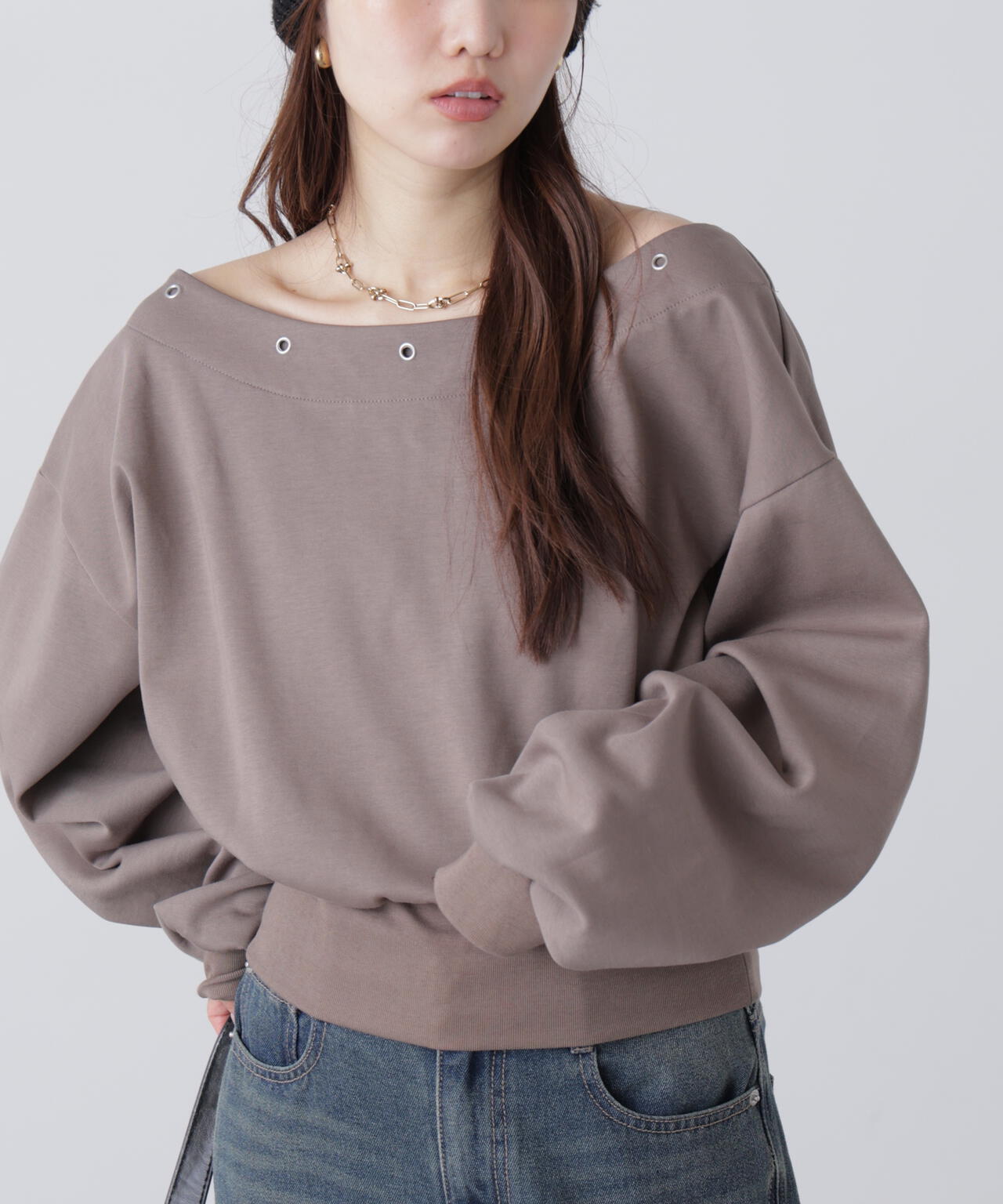 ハトメオフショルスウェット