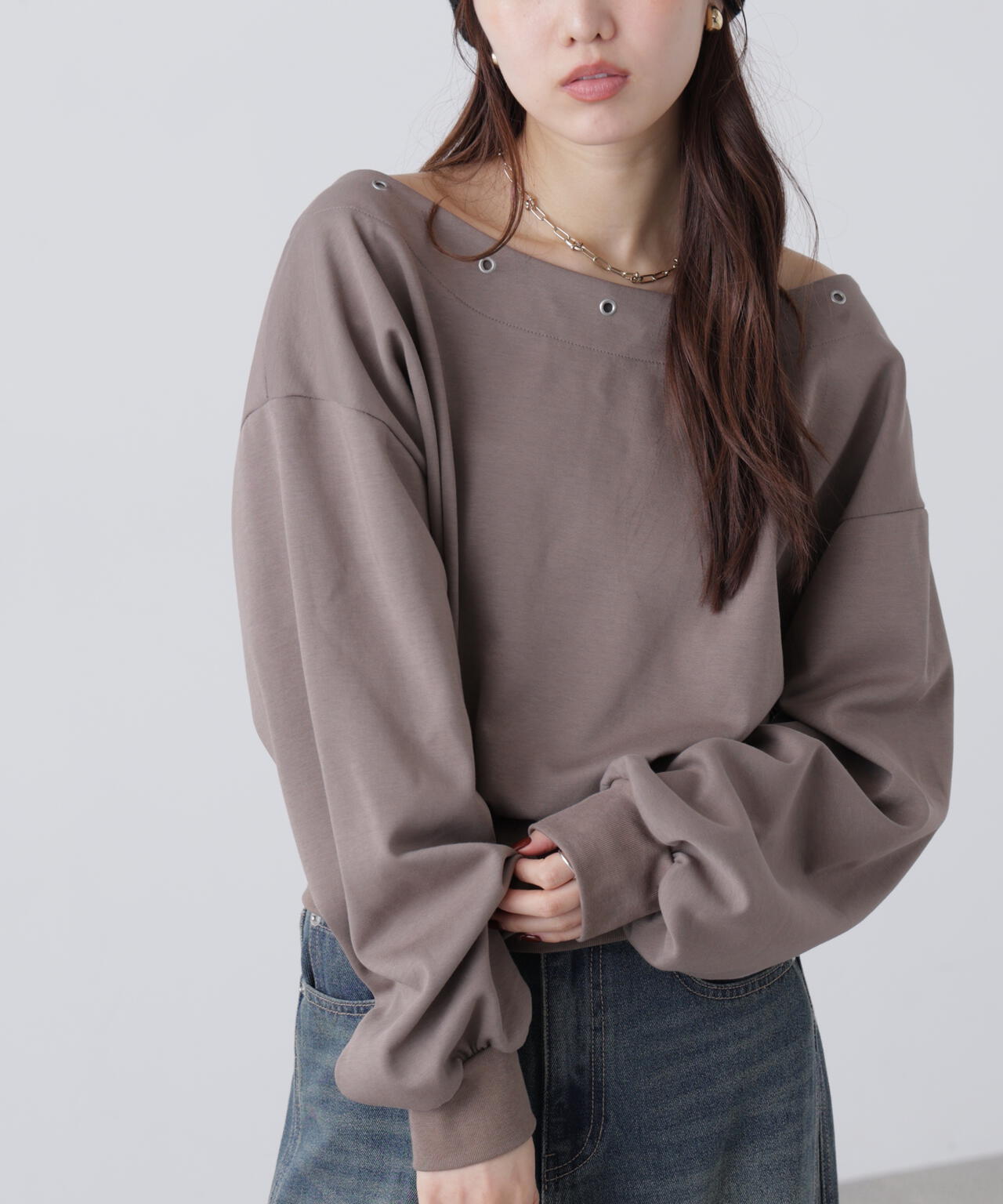 ハトメオフショルスウェット