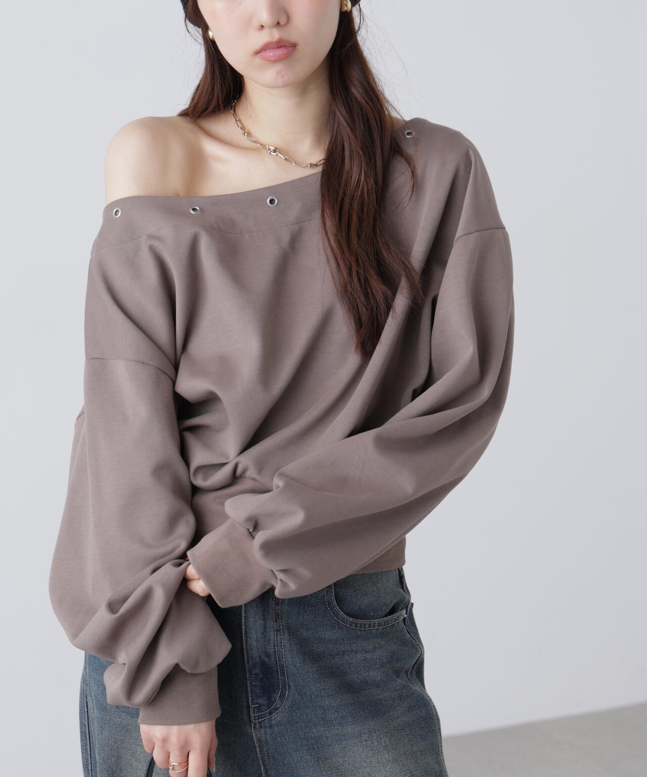 ハトメオフショルスウェット