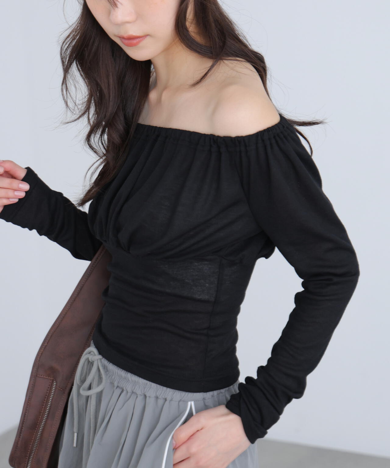 オフショルシアーギャザーカットソー