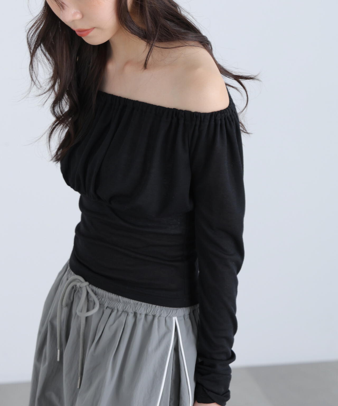 オフショルシアーギャザーカットソー