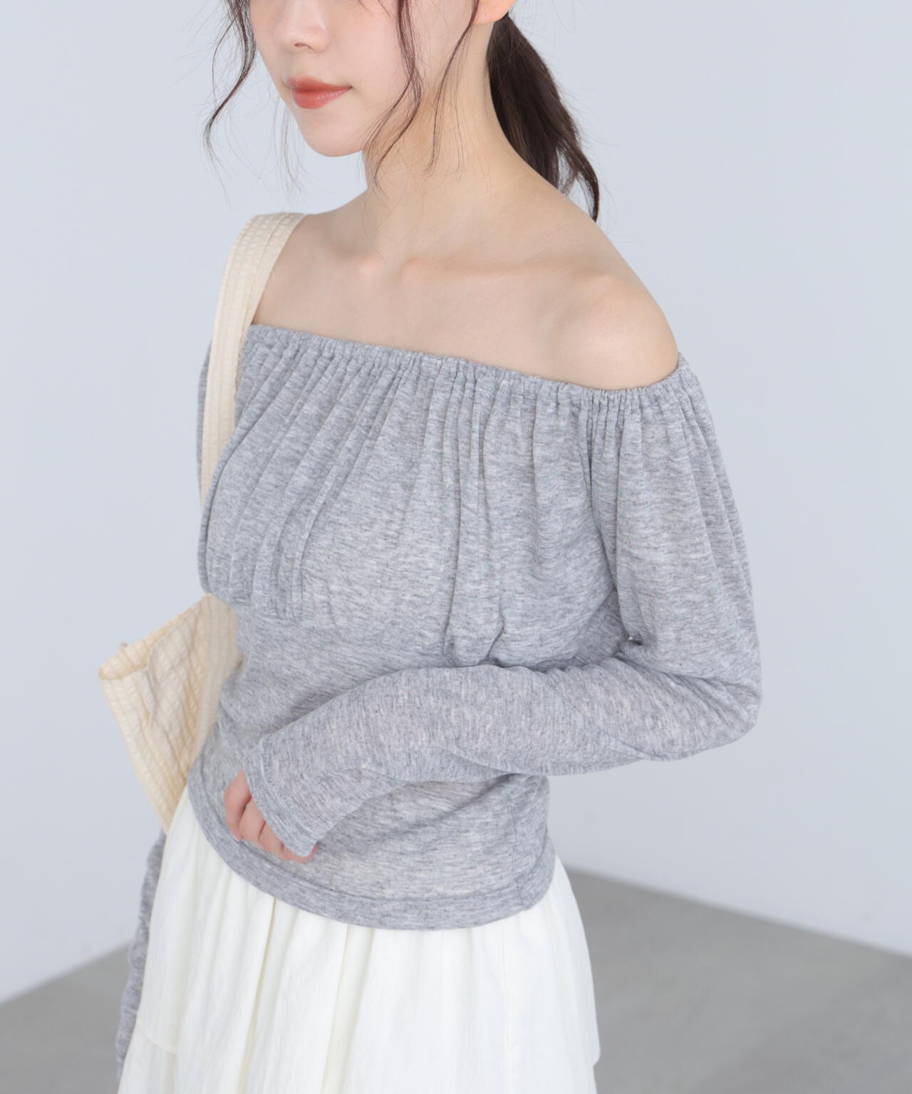 オフショルシアーギャザーカットソー