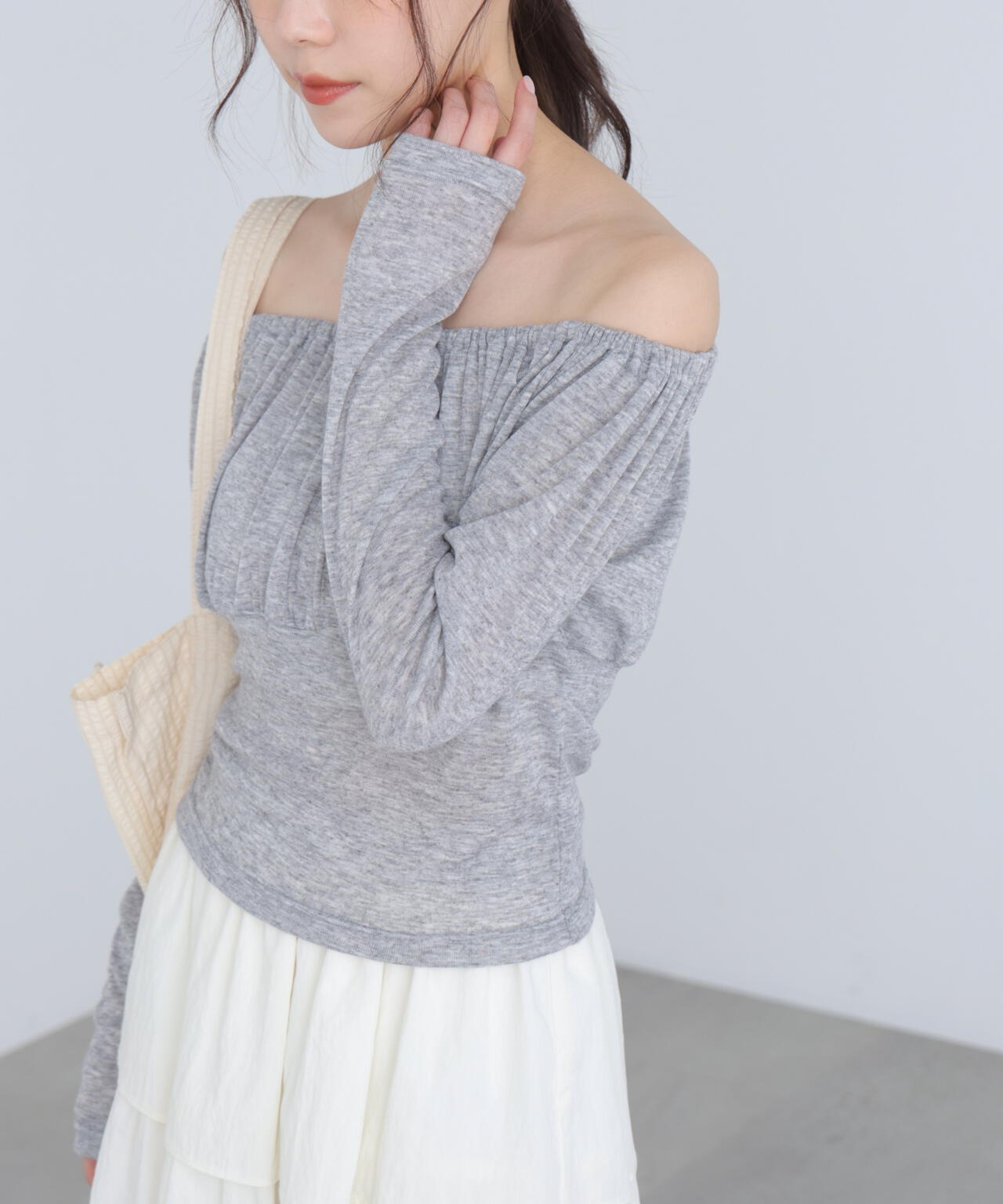 オフショルシアーギャザーカットソー