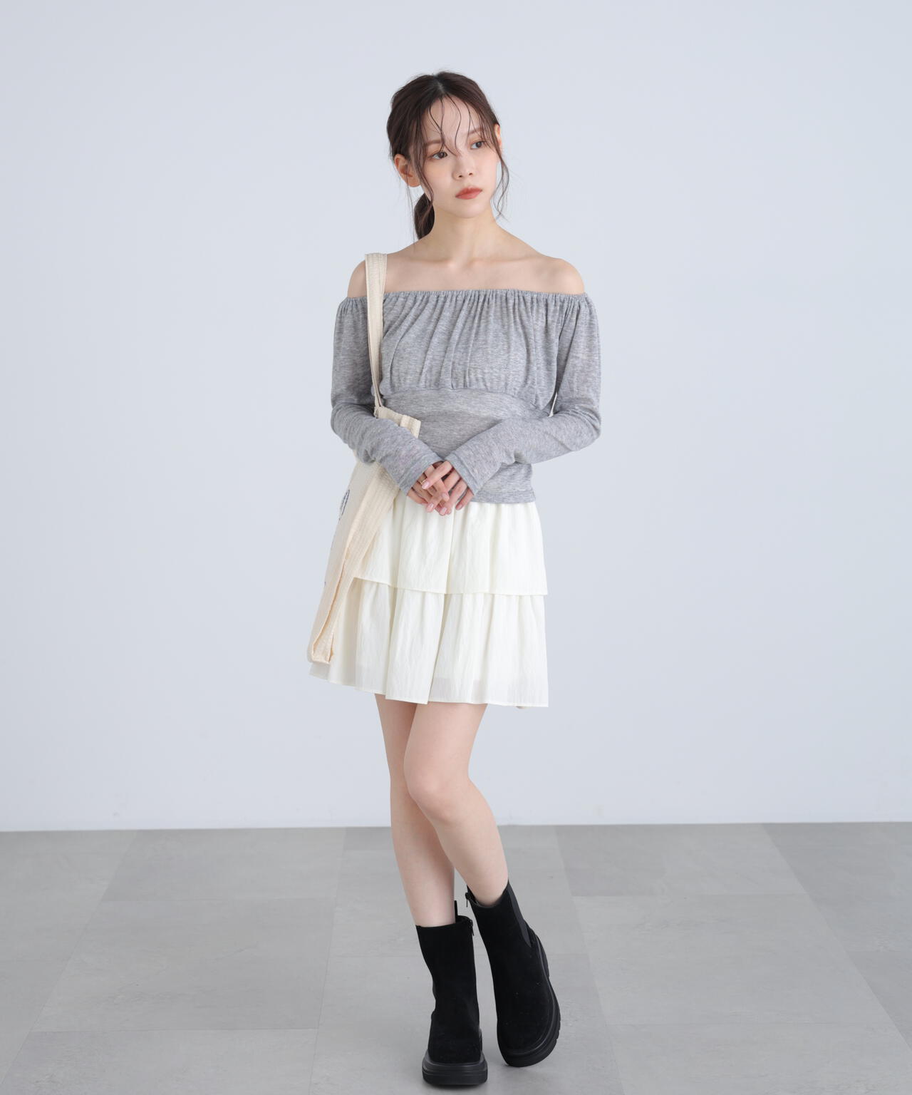 オフショルシアーギャザーカットソー