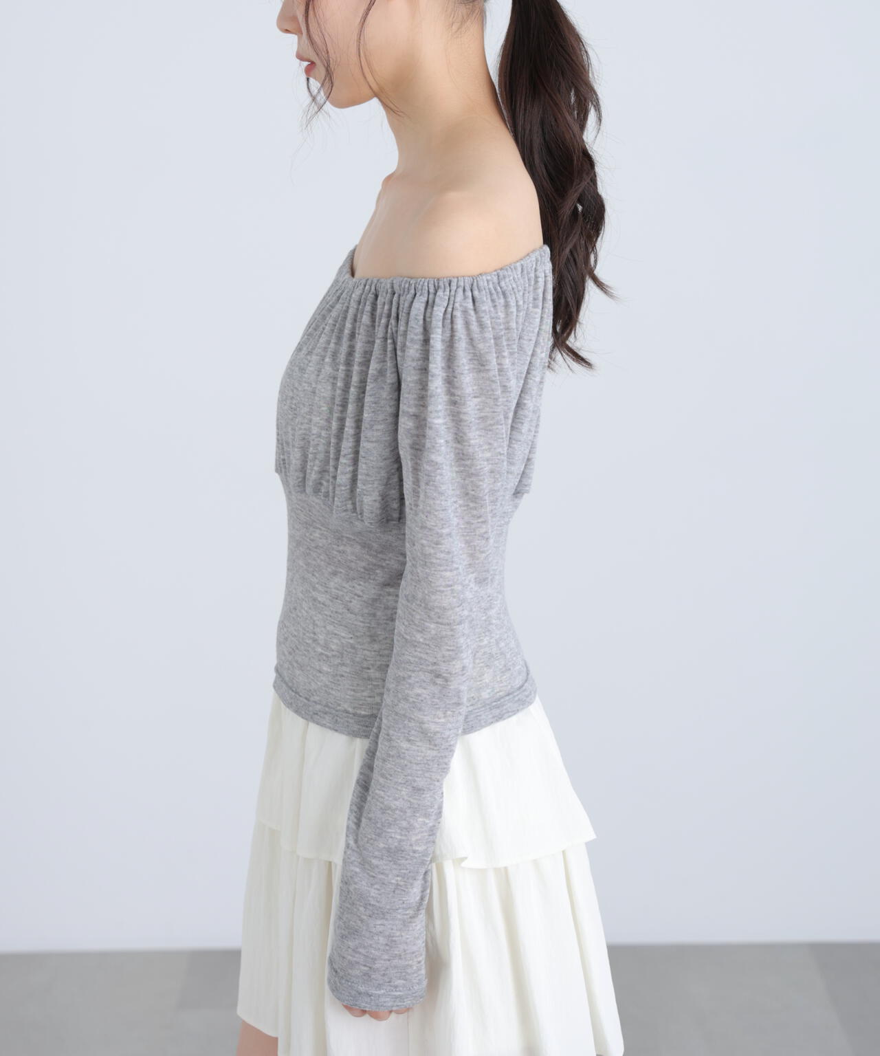 オフショルシアーギャザーカットソー