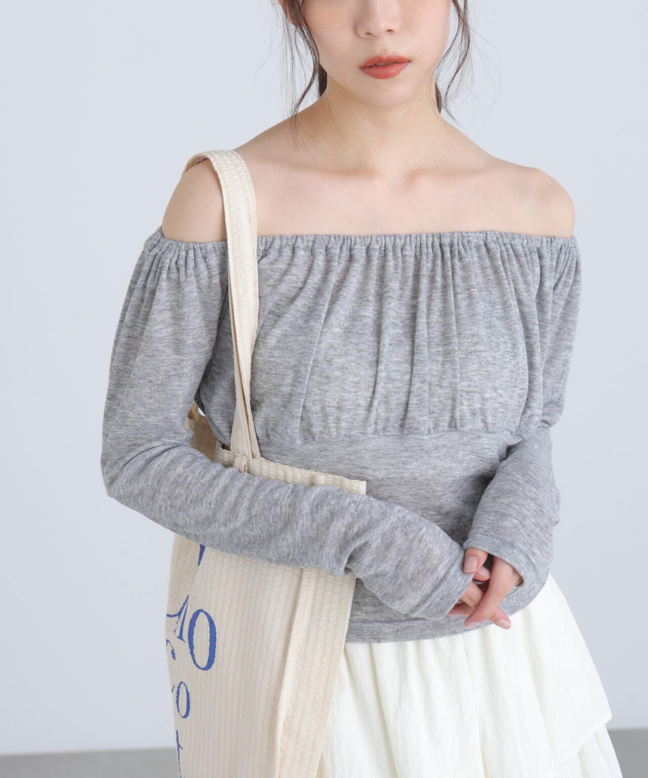 オフショルシアーギャザーカットソー
