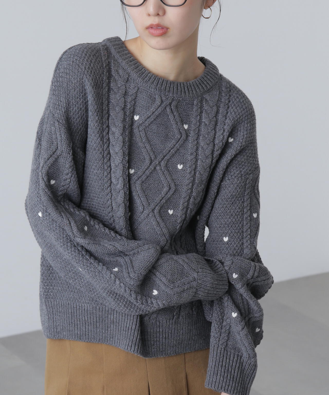 【オフ・レッド 追加生産予約】ハート刺繍ケーブルニット