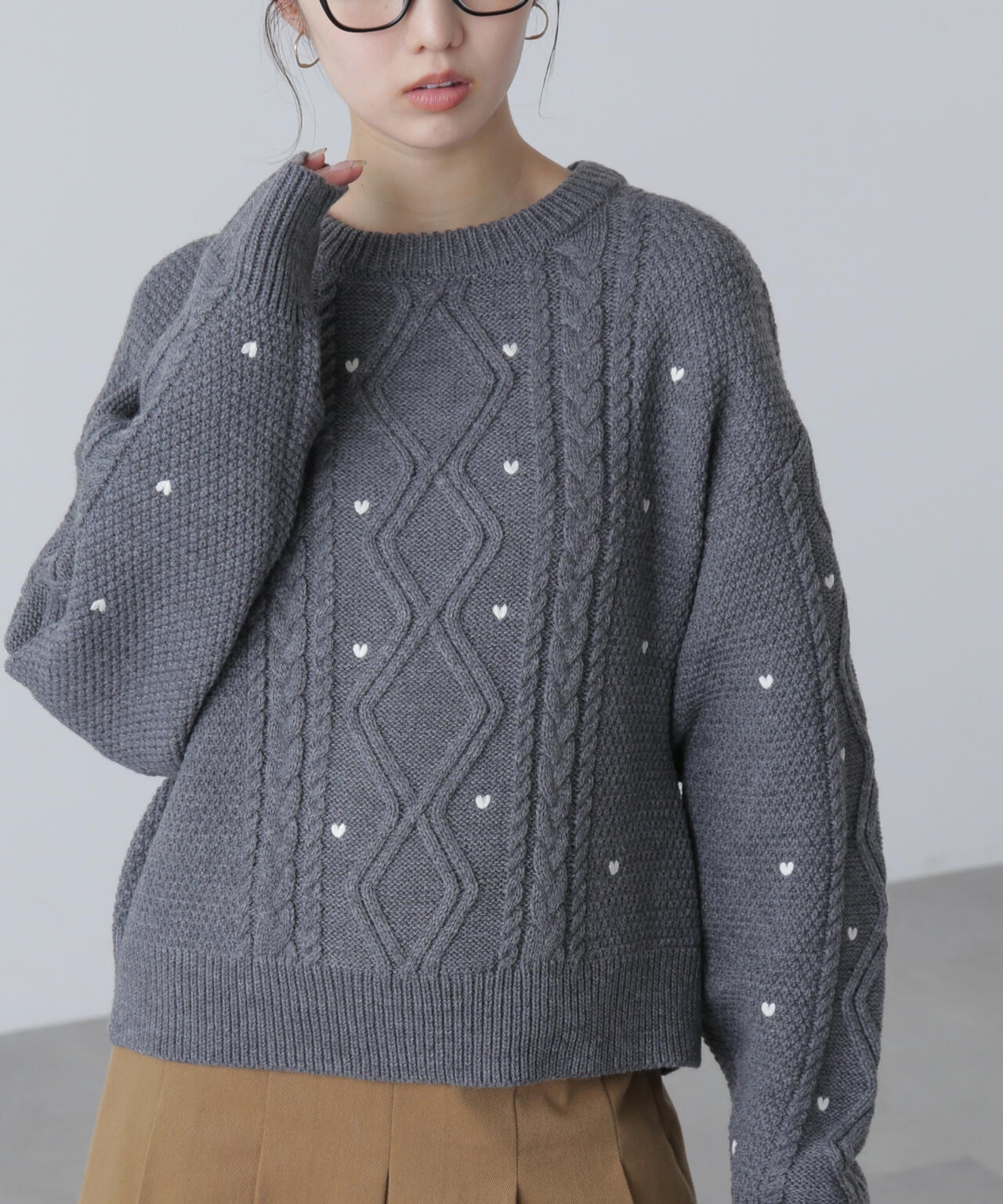 ハート刺繍ケーブルニット