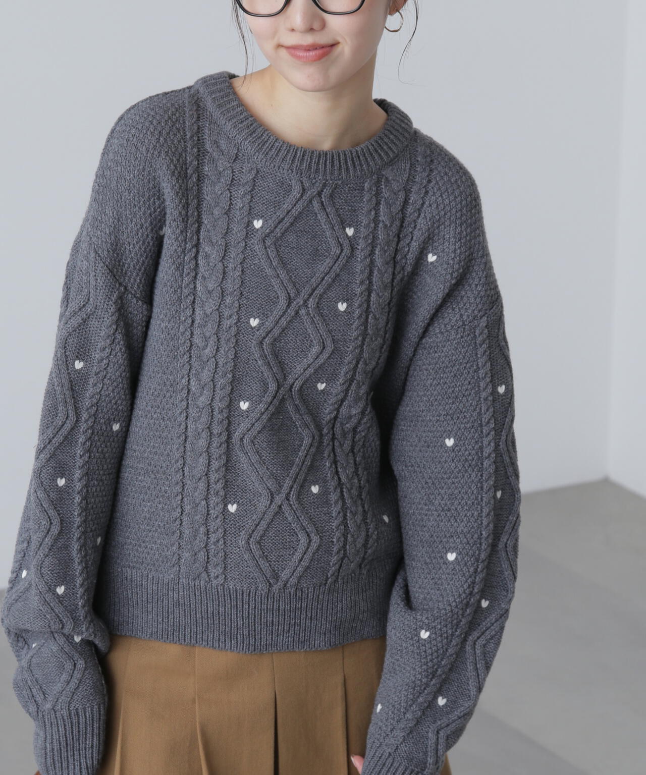【オフ・レッド 追加生産予約】ハート刺繍ケーブルニット