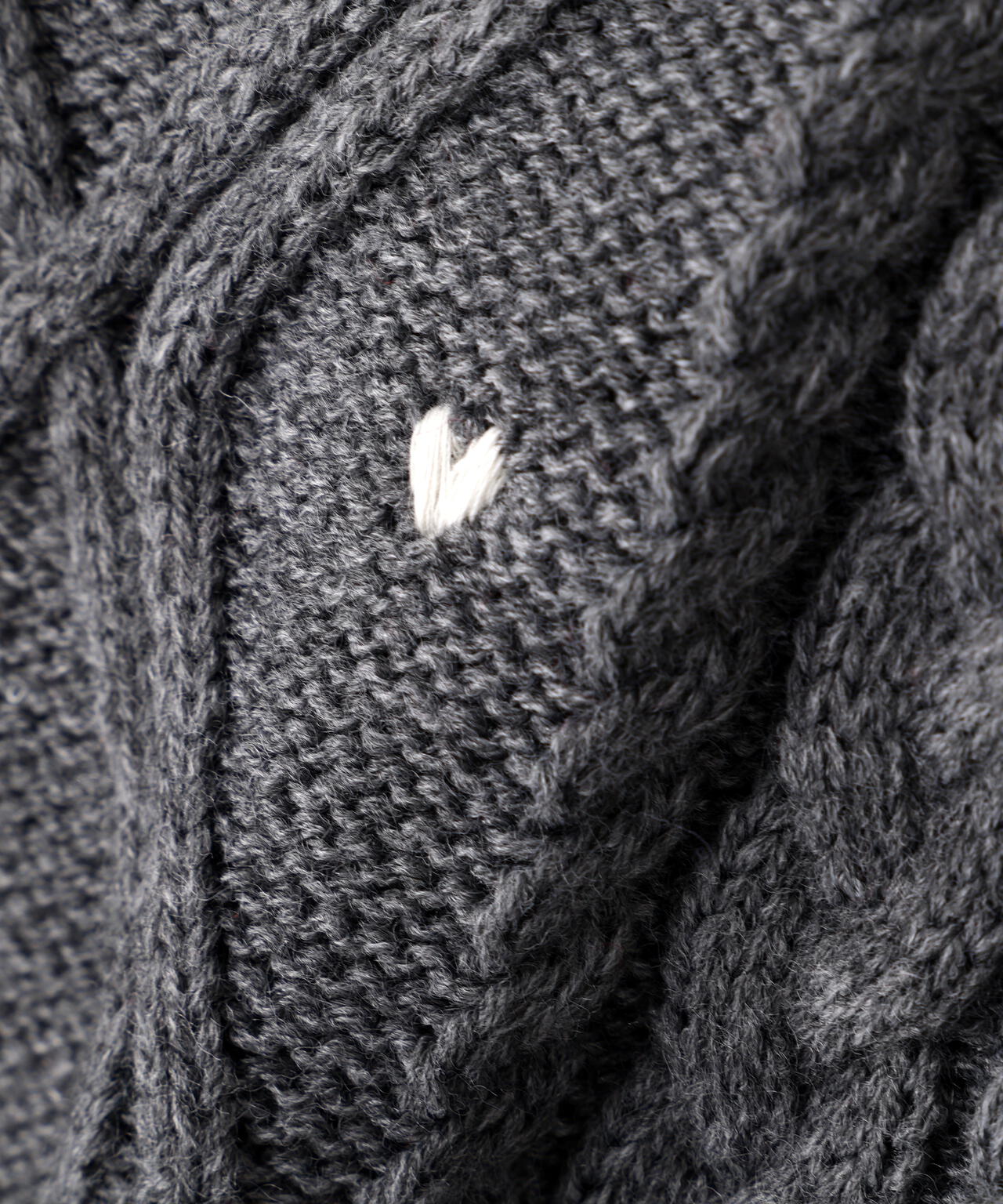 ハート刺繍ケーブルニット