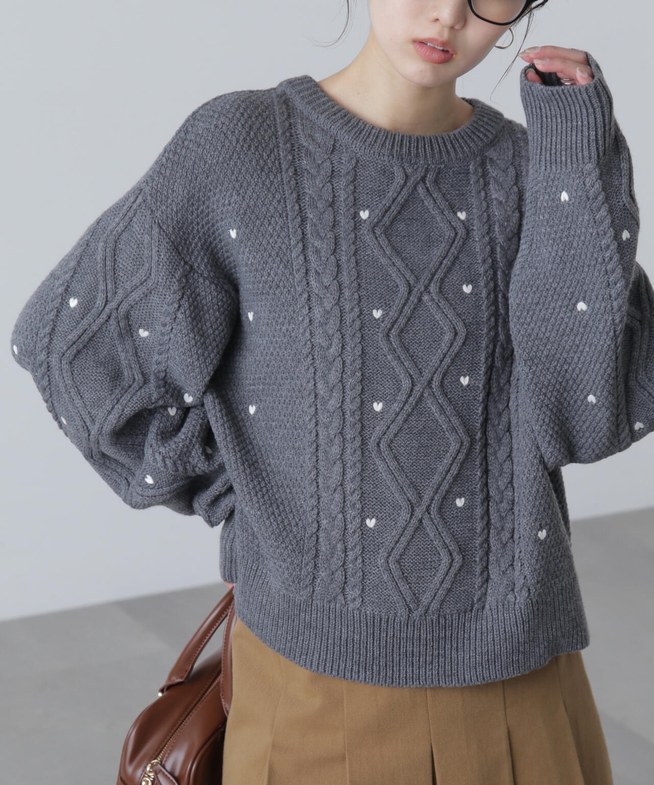 ハート刺繍ケーブルニット