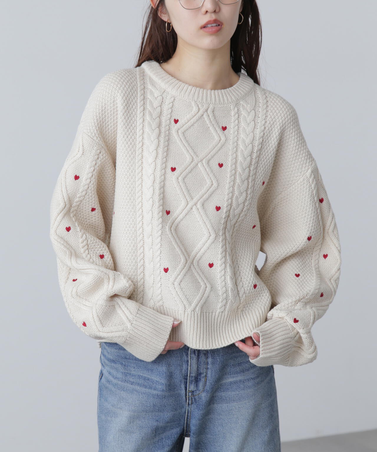 【オフ・レッド 追加生産予約】ハート刺繍ケーブルニット
