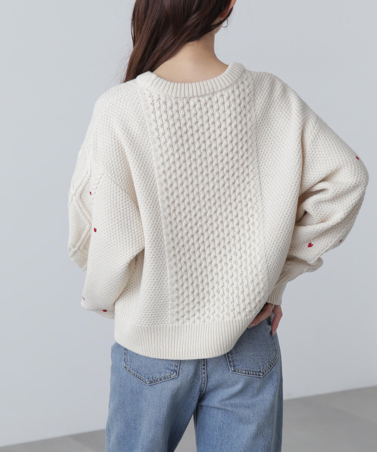 【オフ・レッド 追加生産予約】ハート刺繍ケーブルニット