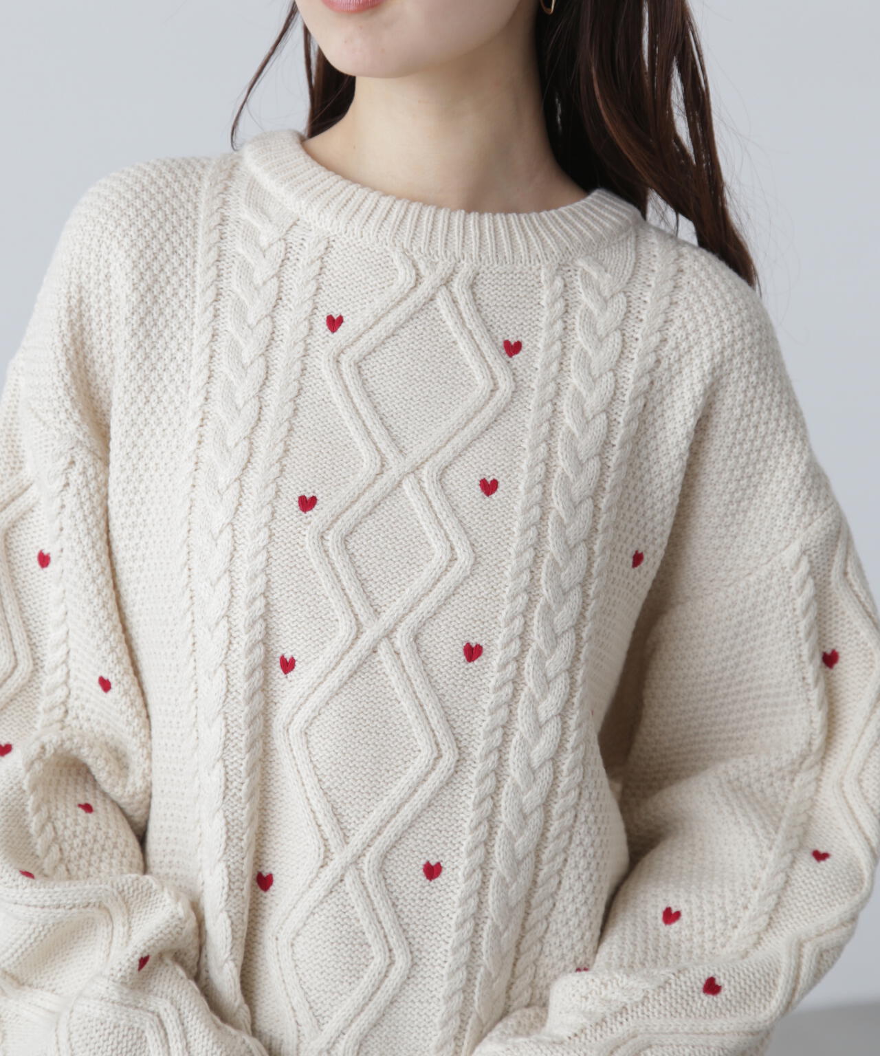 【オフ・レッド 追加生産予約】ハート刺繍ケーブルニット