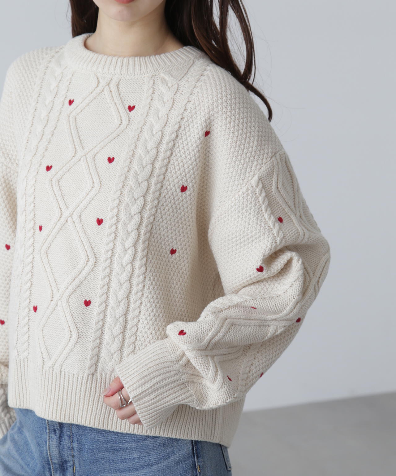 【オフ・レッド 追加生産予約】ハート刺繍ケーブルニット