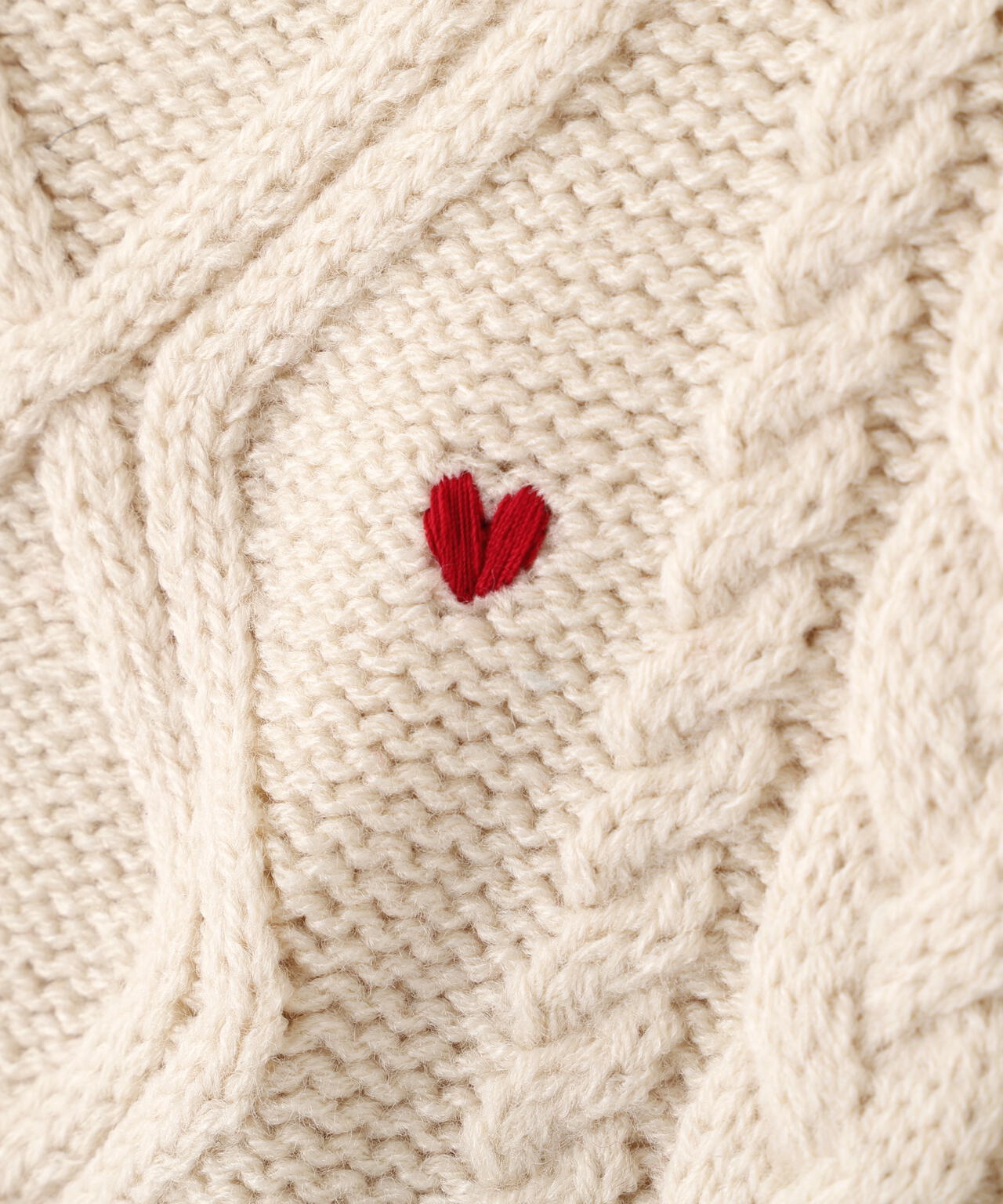 ハート刺繍ケーブルニット