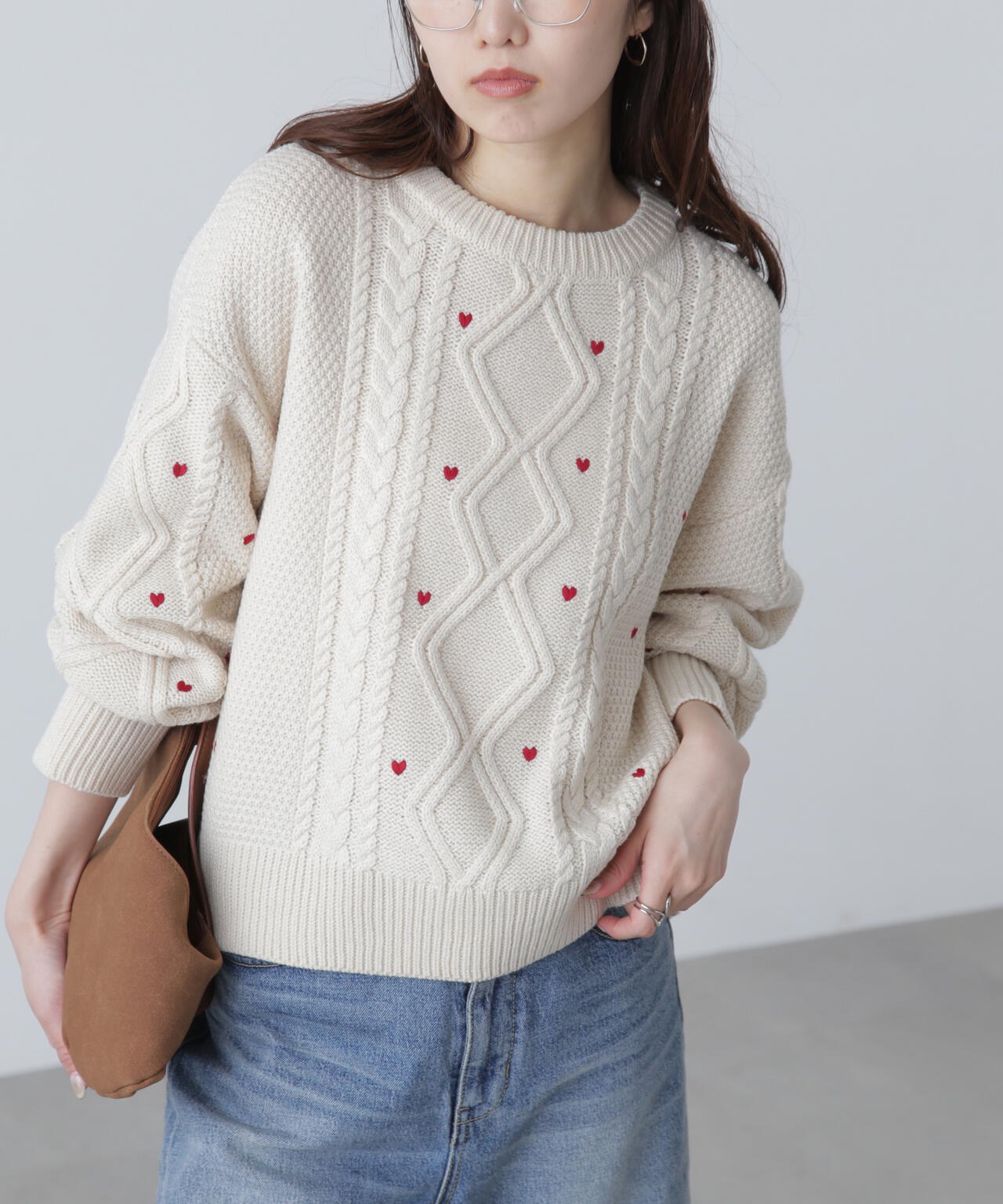 【オフ・レッド 追加生産予約】ハート刺繍ケーブルニット