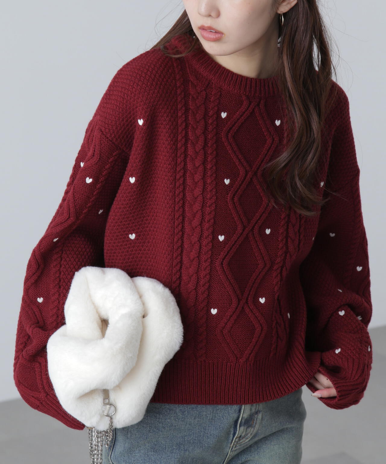 【オフ・レッド 追加生産予約】ハート刺繍ケーブルニット