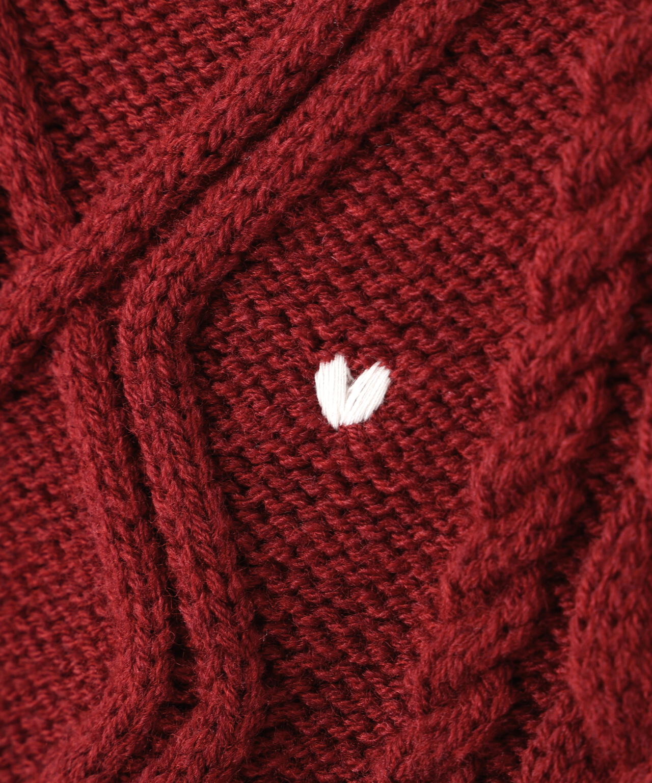 ハート刺繍ケーブルニット