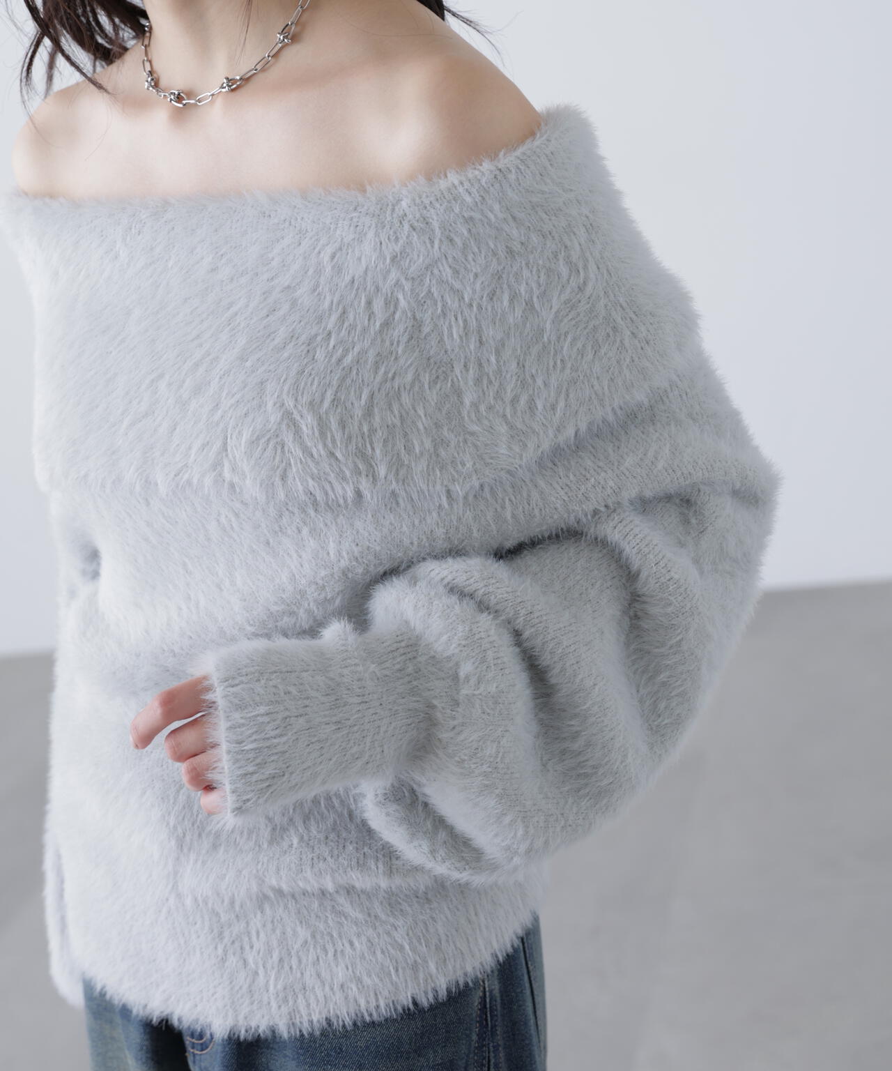 オフショルシャギーニット