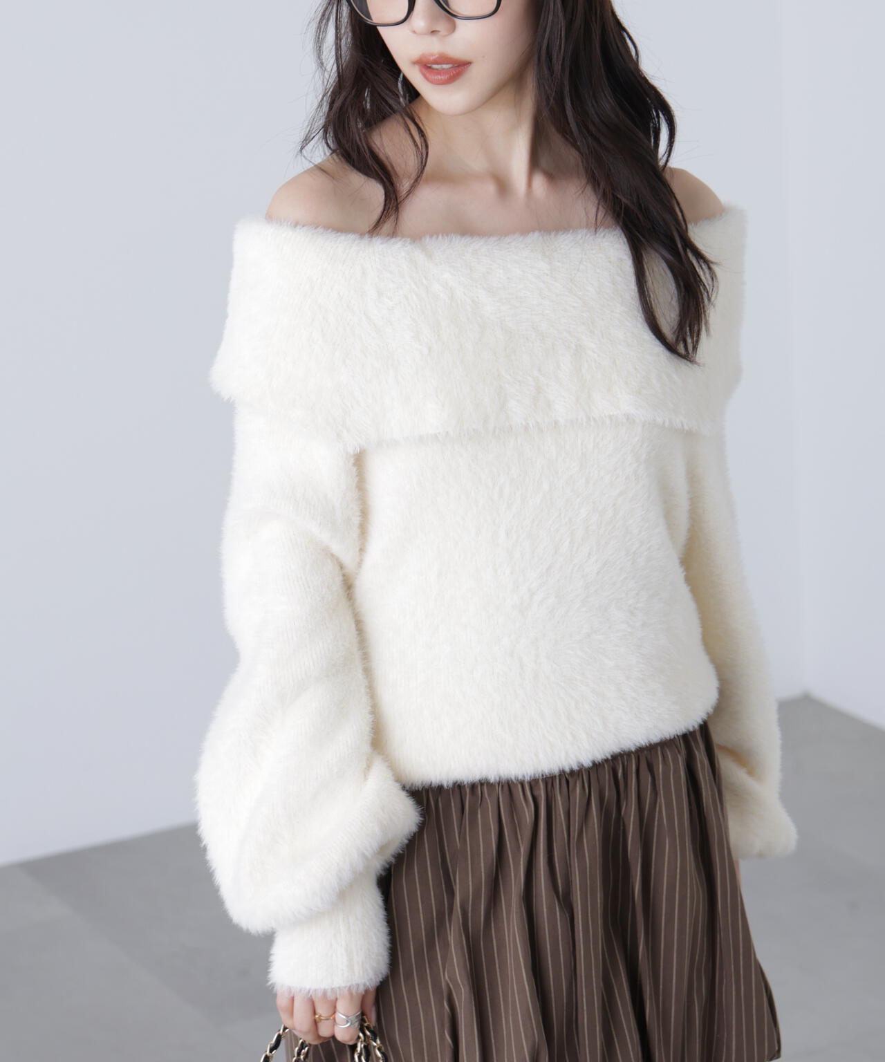 オフショルシャギーニット