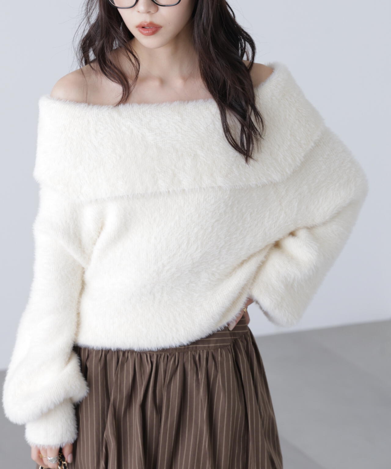 オフショルシャギーニット