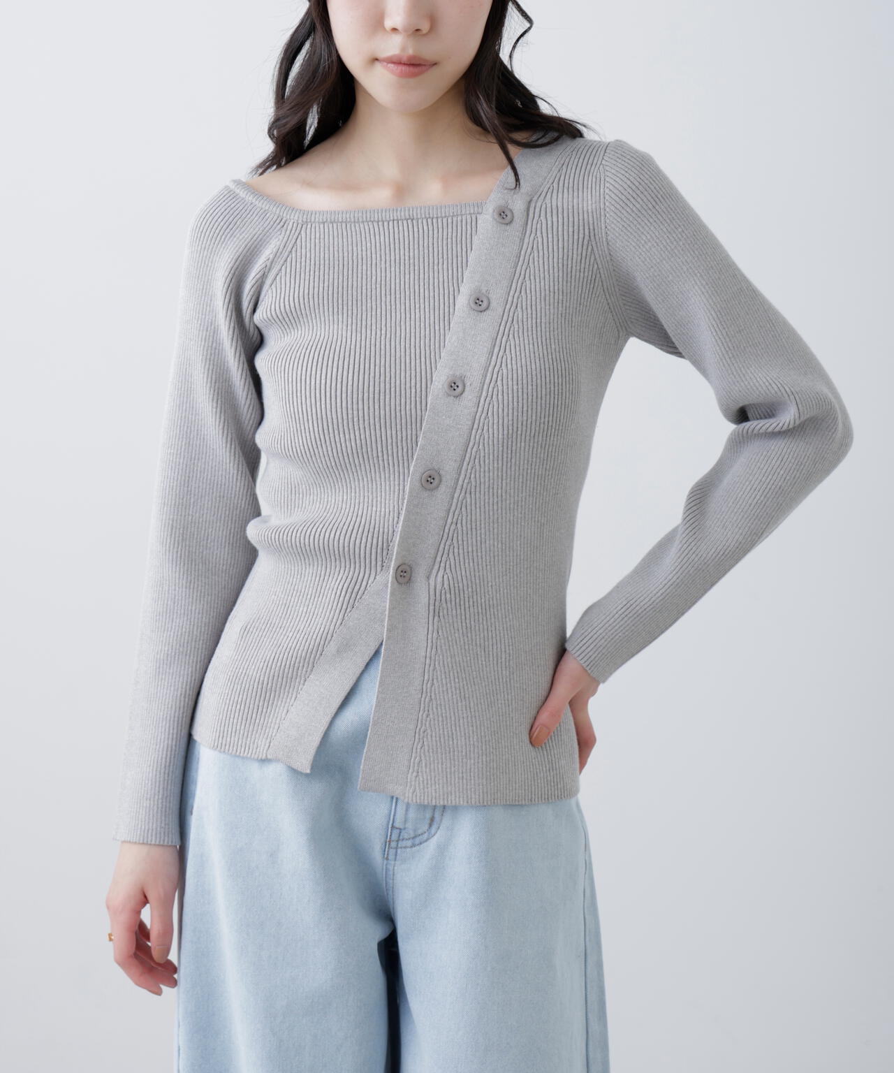 アシメボタンリブニット