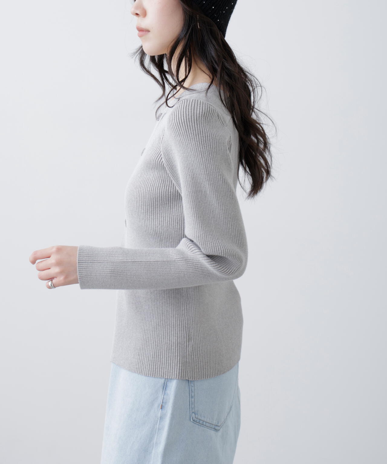 アシメボタンリブニット