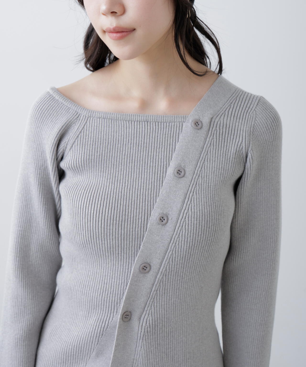 アシメボタンリブニット