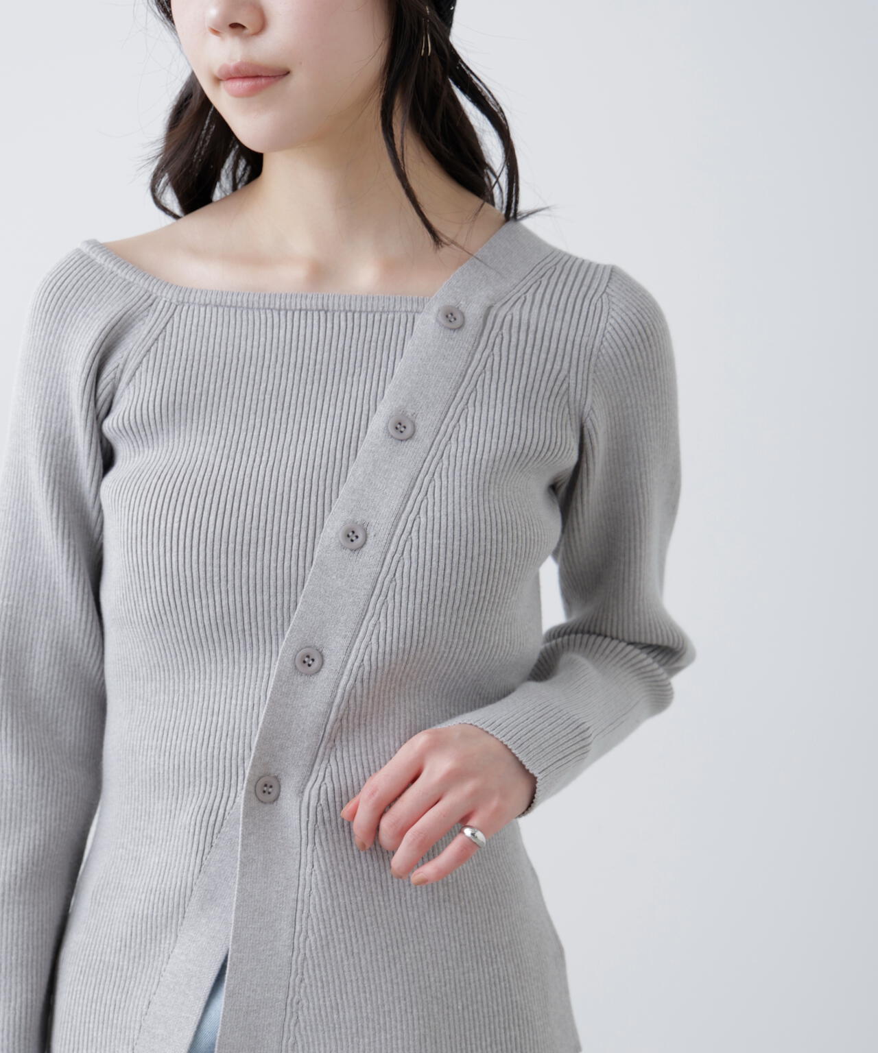 アシメボタンリブニット