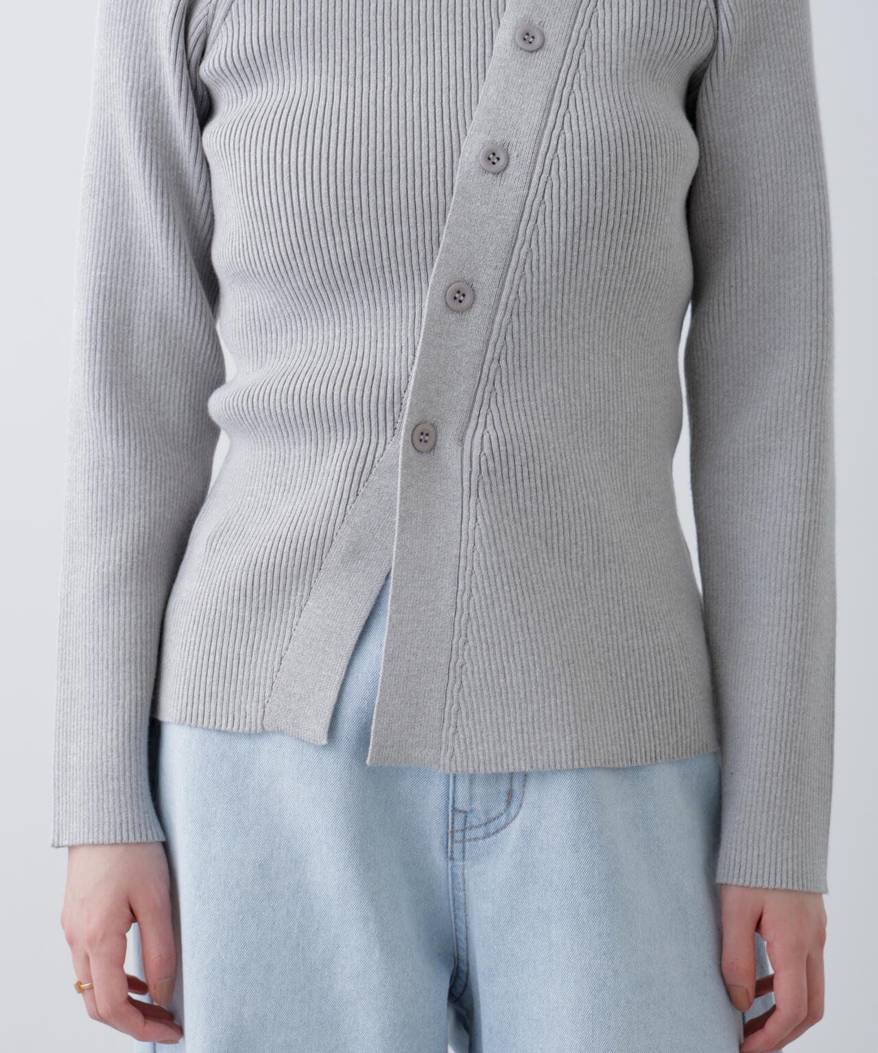 アシメボタンリブニット