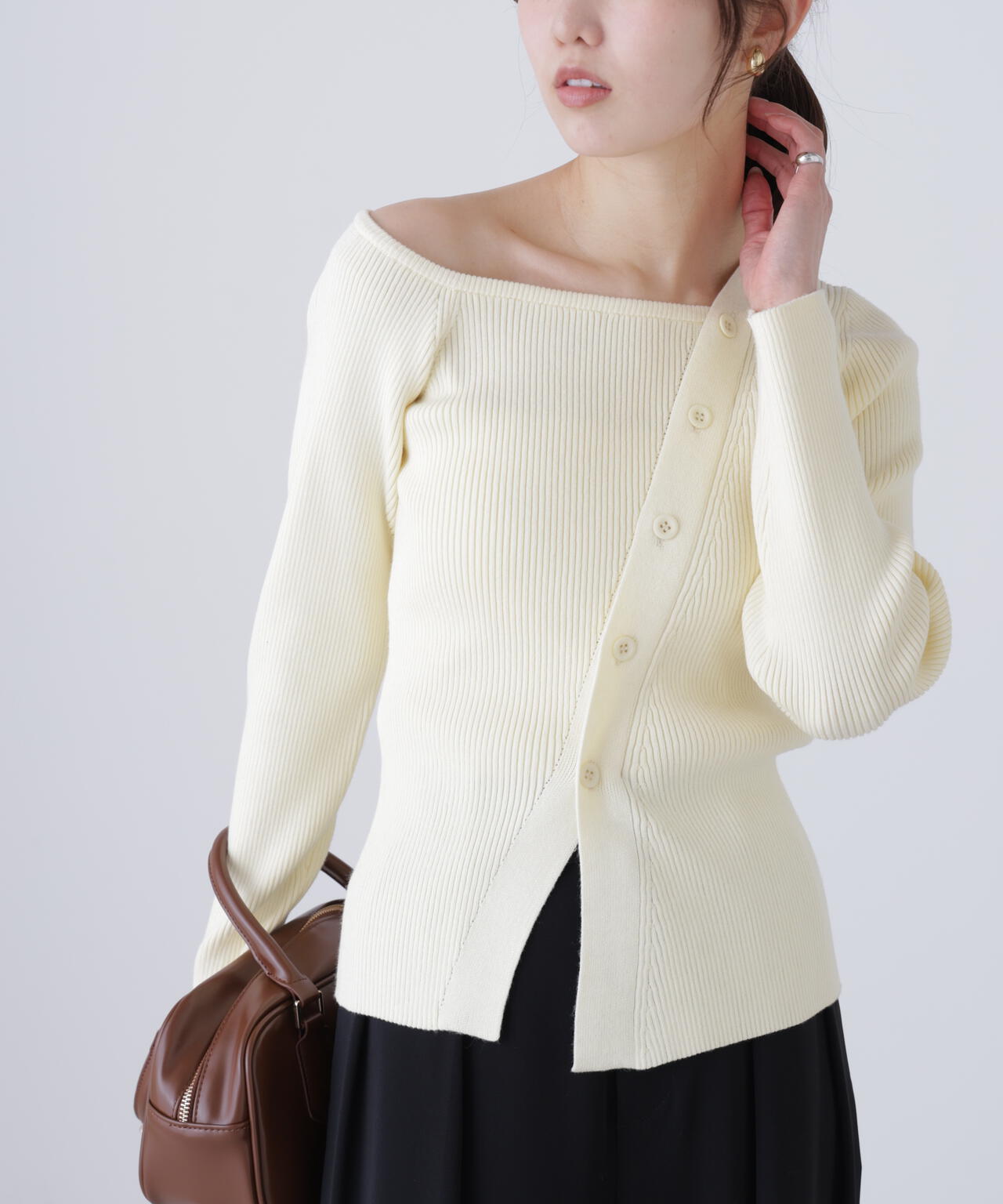 アシメボタンリブニット