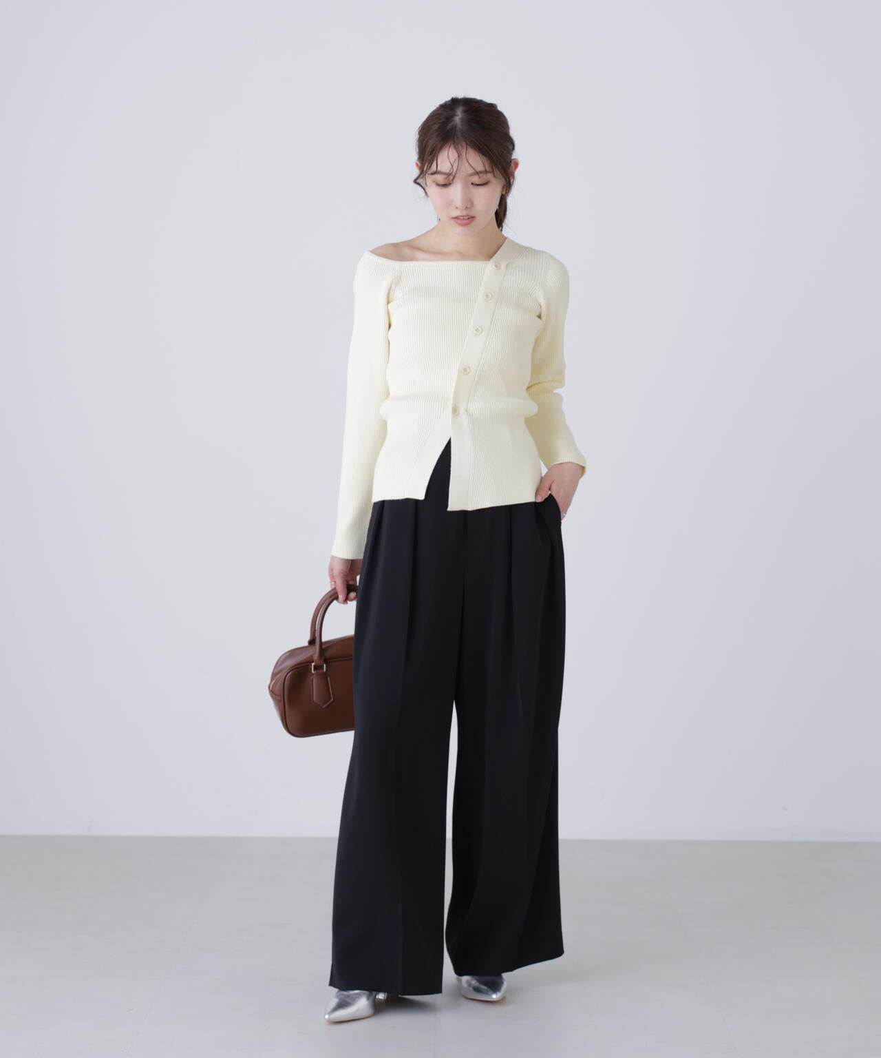 アシメボタンリブニット