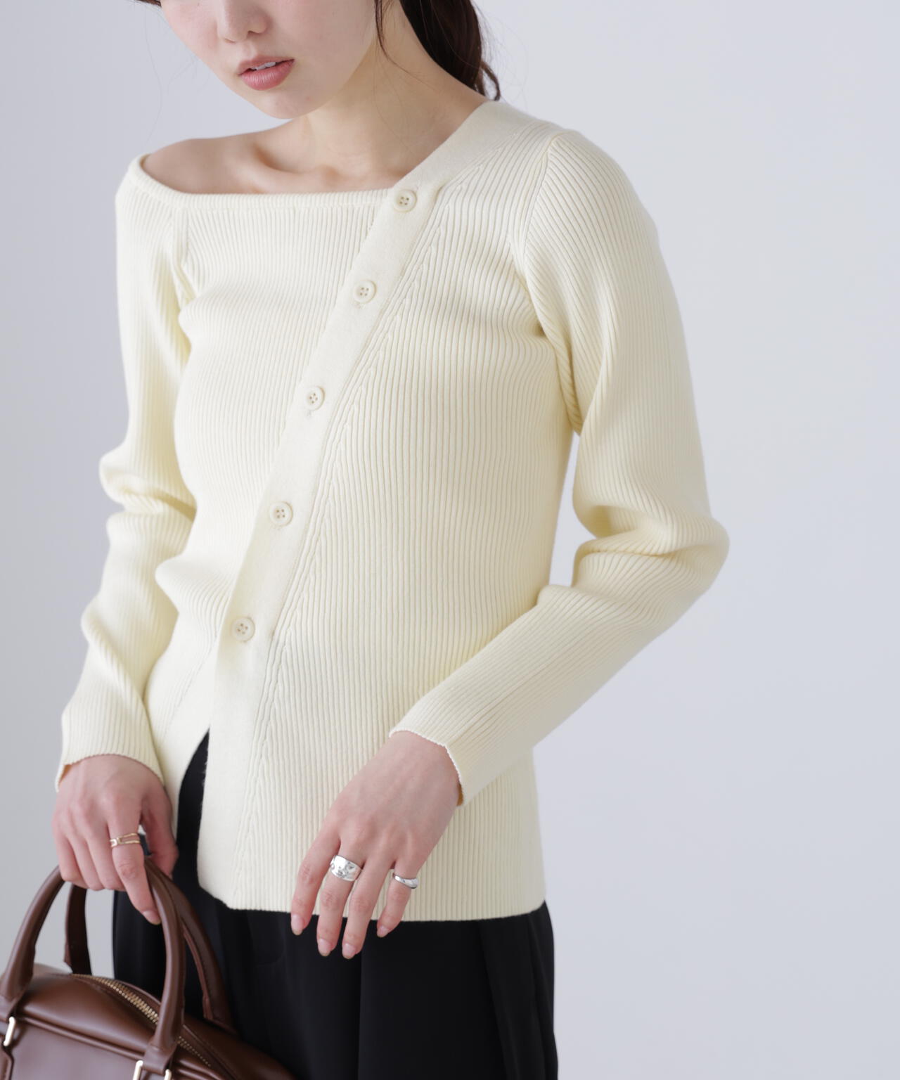 アシメボタンリブニット