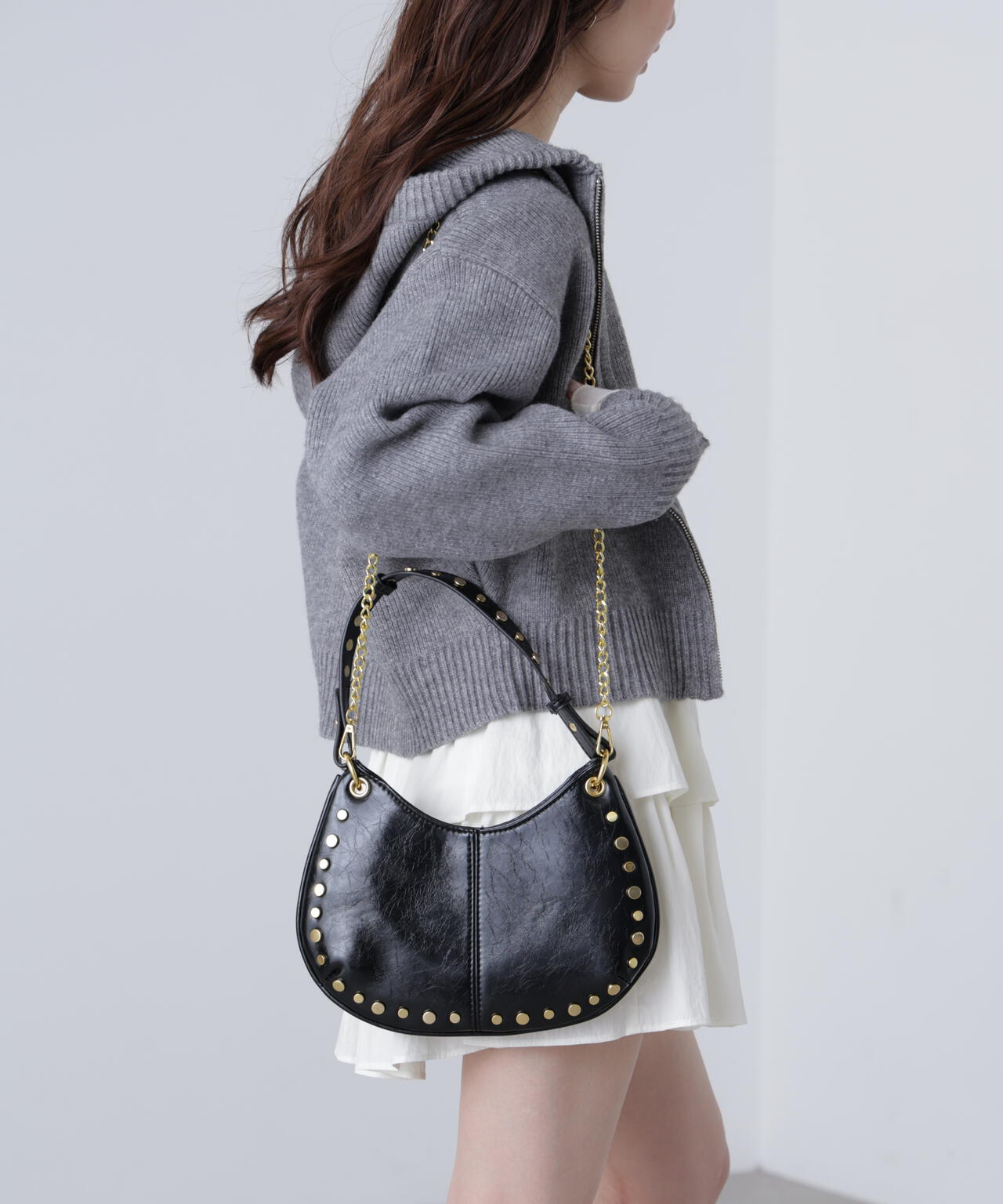 スタッズ付きショルダーバッグ