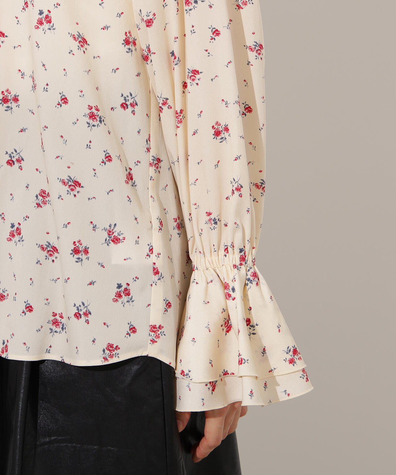 プリントラッフルブラウス