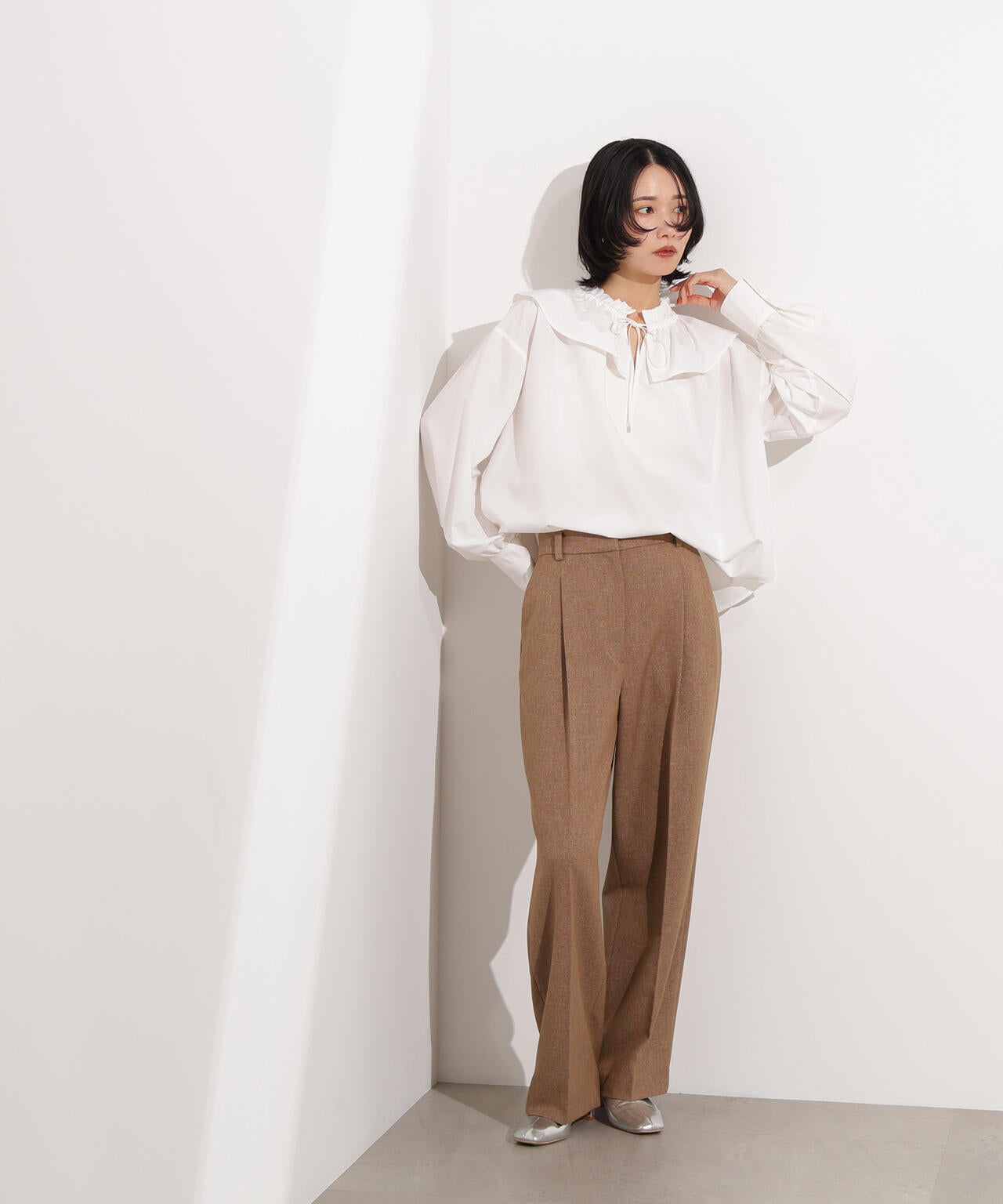 ダブルフリルネックブラウス